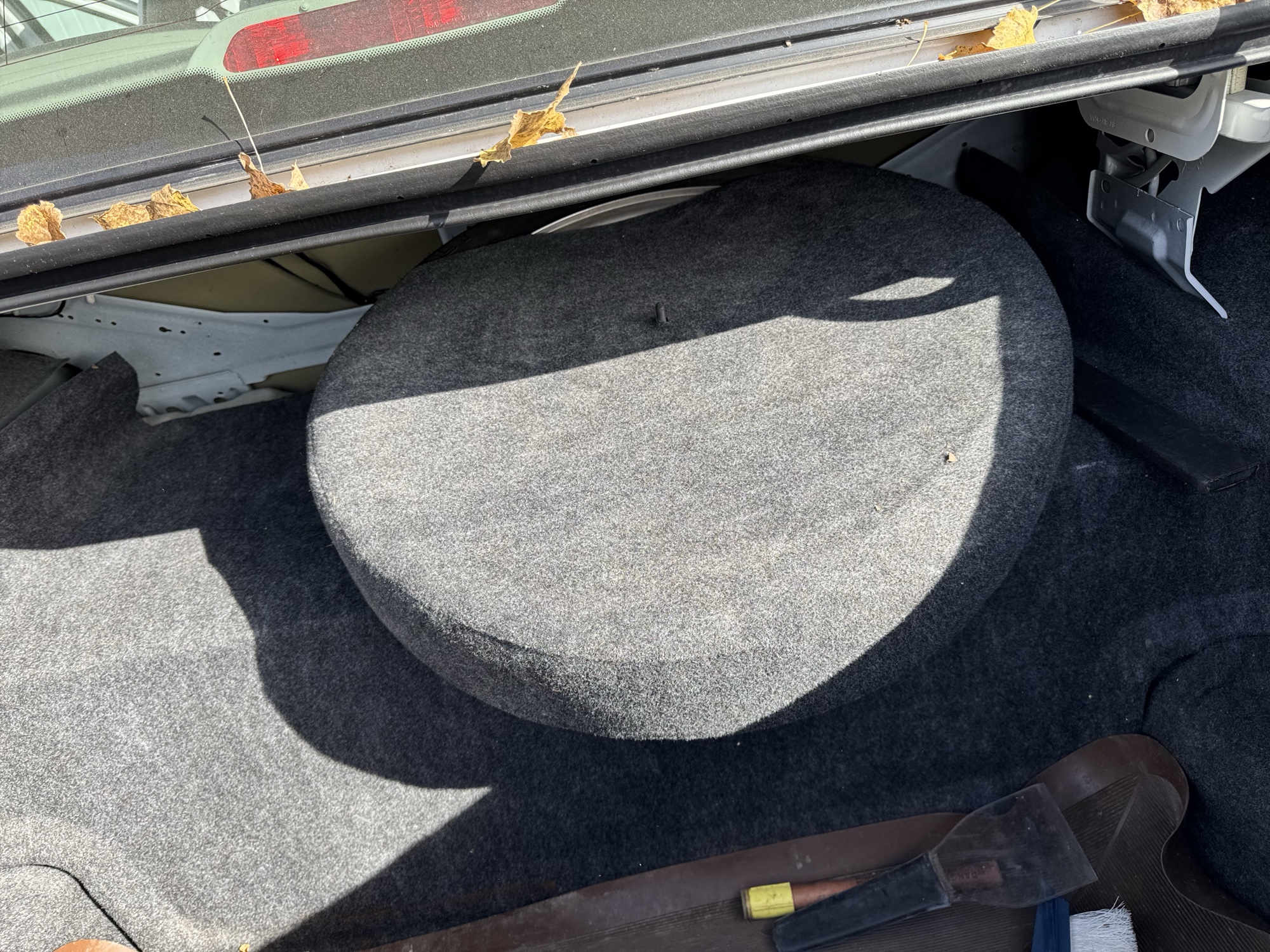 2000 lincoln town-car executive with 135548 miles for sale near Elk River, Minnesota 106654_27_spare_tire.jpg