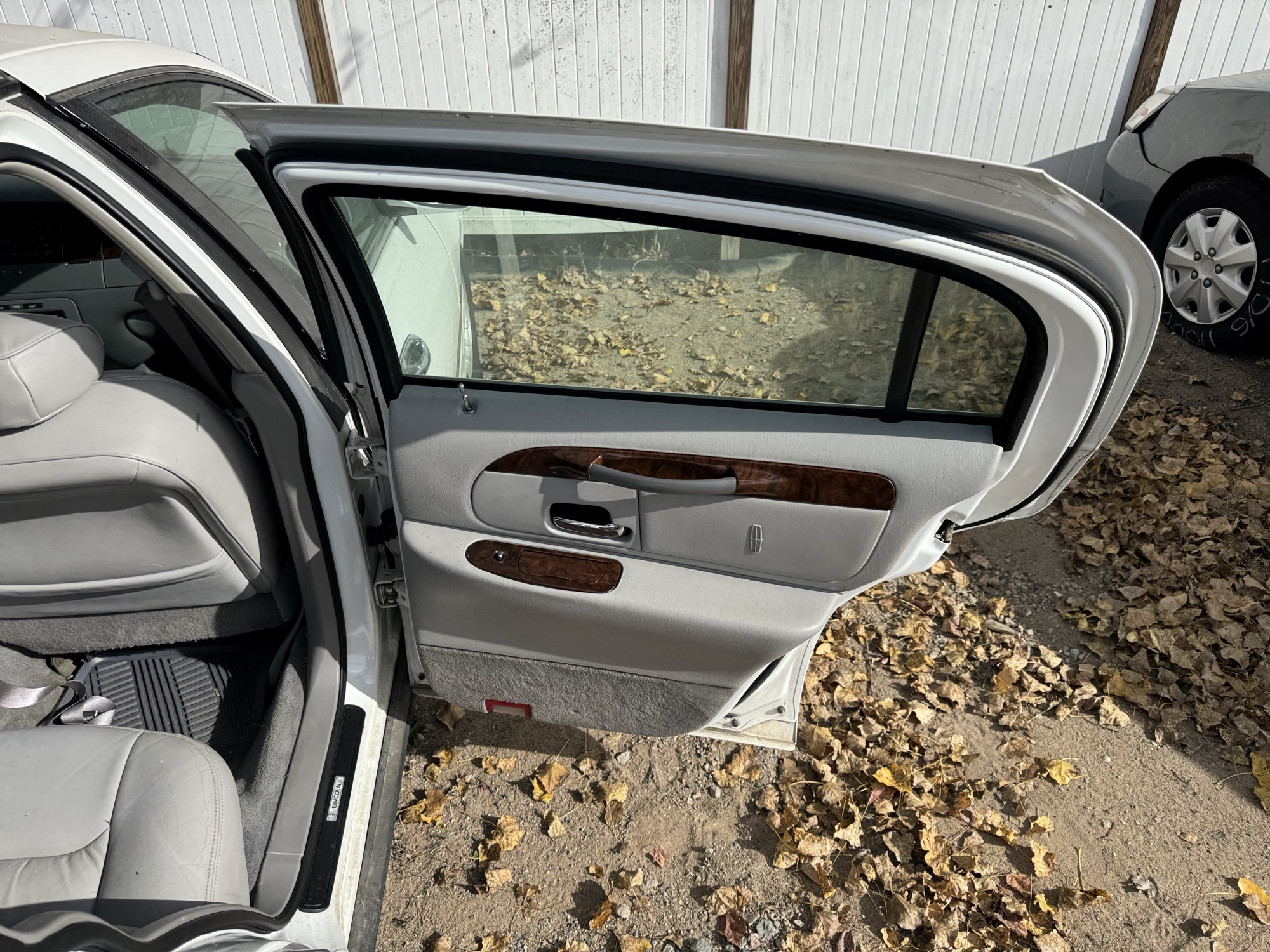 2000 lincoln town-car executive with 135548 miles for sale near Elk River, Minnesota 106654_30_pass_rear_door_panel.jpg