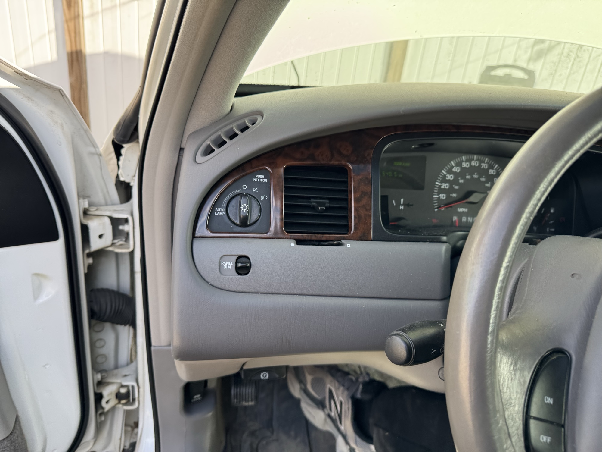 2000 lincoln town-car executive with 135548 miles for sale near Elk River, Minnesota 106654_37_left_of_steering_wheel.jpg