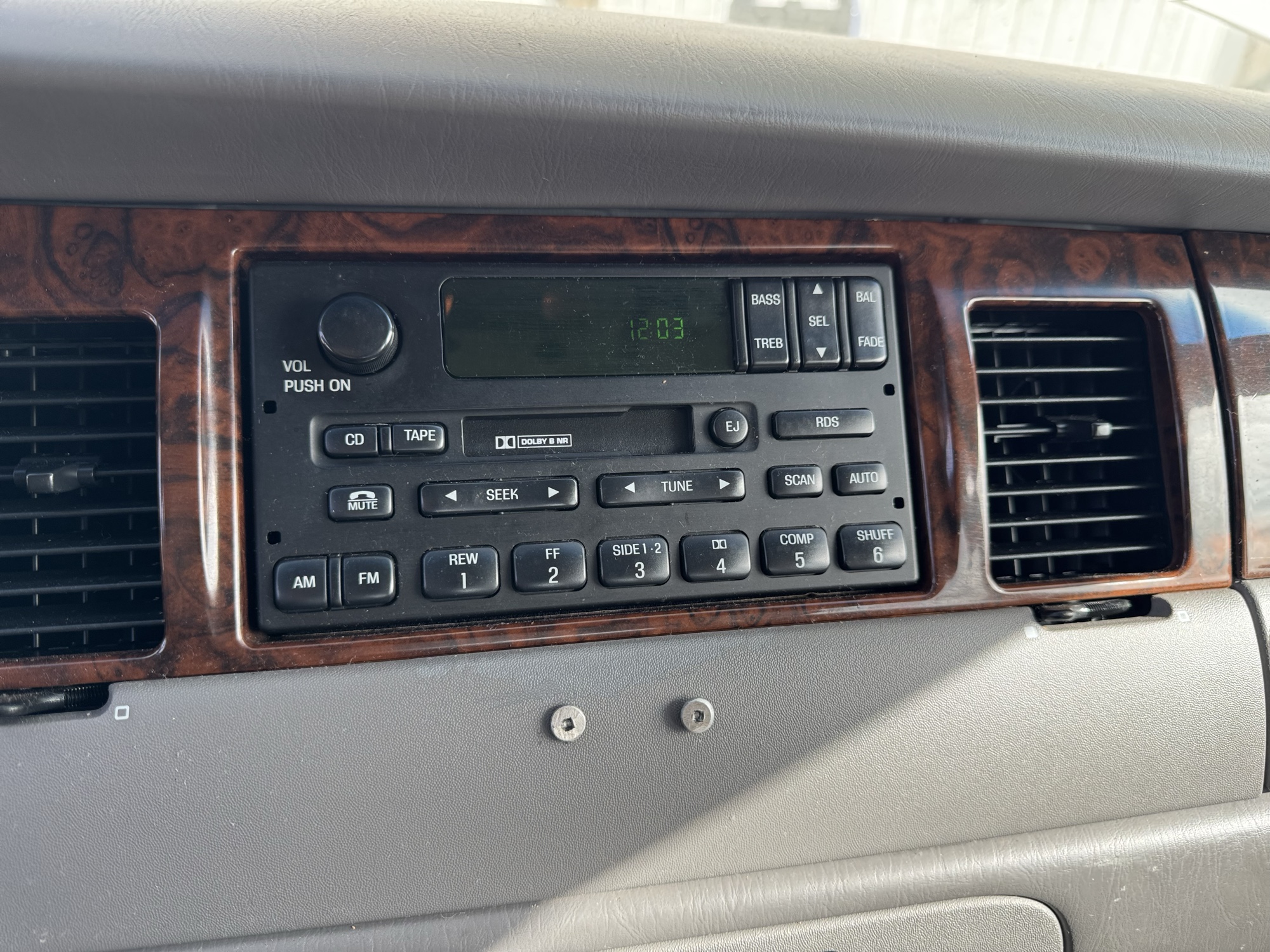 2000 lincoln town-car executive with 135548 miles for sale near Elk River, Minnesota 106654_39_radio_closeup.jpg