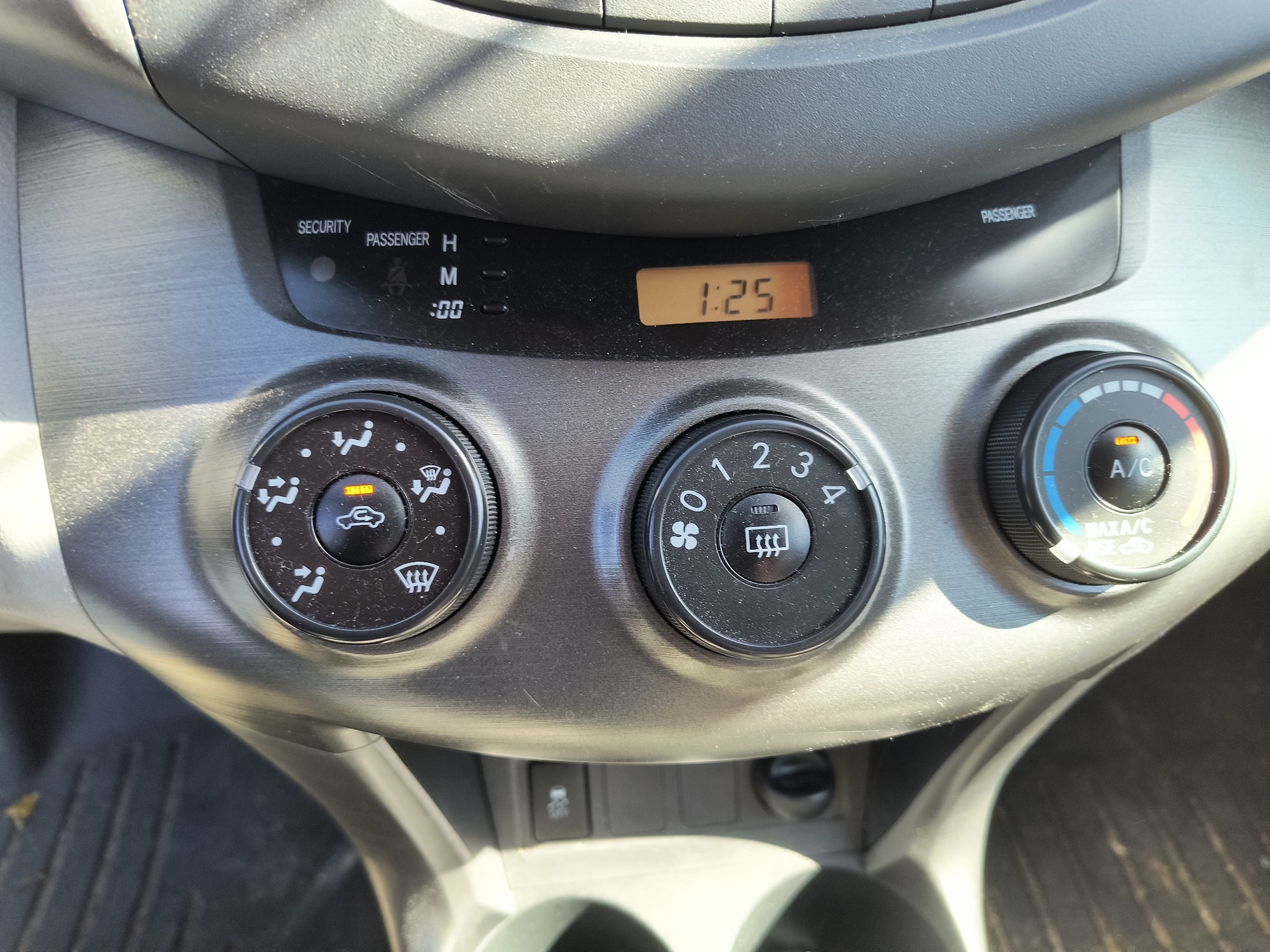 2010 toyota rav4 base-i4-4wd with 209322 miles for sale near Elk River, Minnesota 106656_40_climate_control.jpg