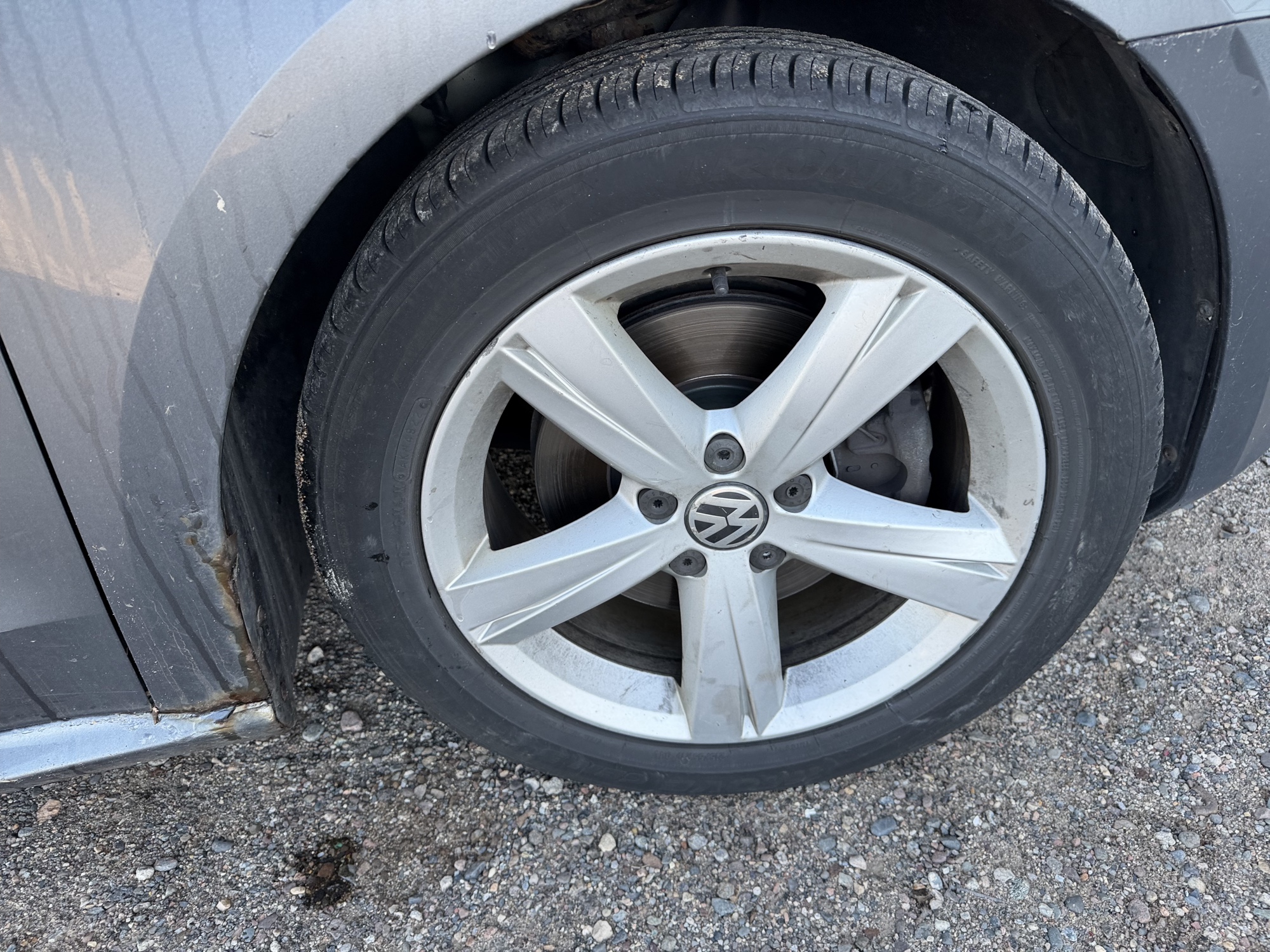 2012 volkswagen passat 2.5l-se-mt with 176667 miles for sale near Elk River, Minnesota 106657_15_front_pass_wheel.jpg