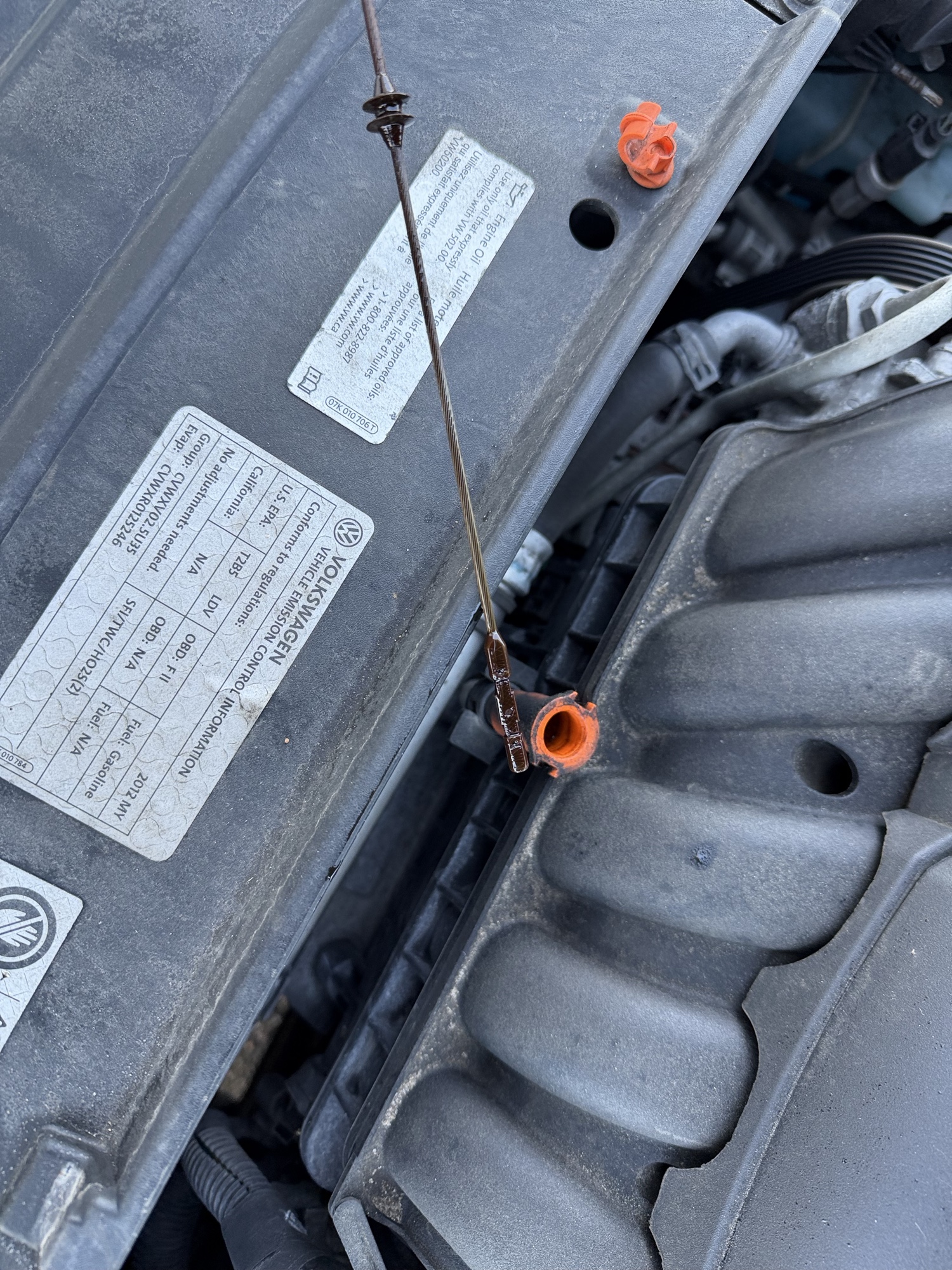 2012 volkswagen passat 2.5l-se-mt with 176667 miles for sale near Elk River, Minnesota 106657_50_oil_dipstick.jpg