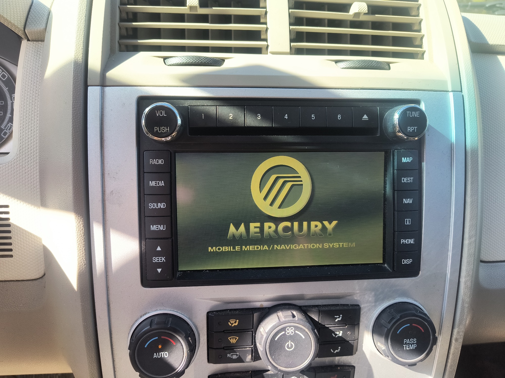 2009 mercury mariner-hybrid 4wd with 333358 miles for sale near Elk River, Minnesota 106658_39_radio_closeup.jpg