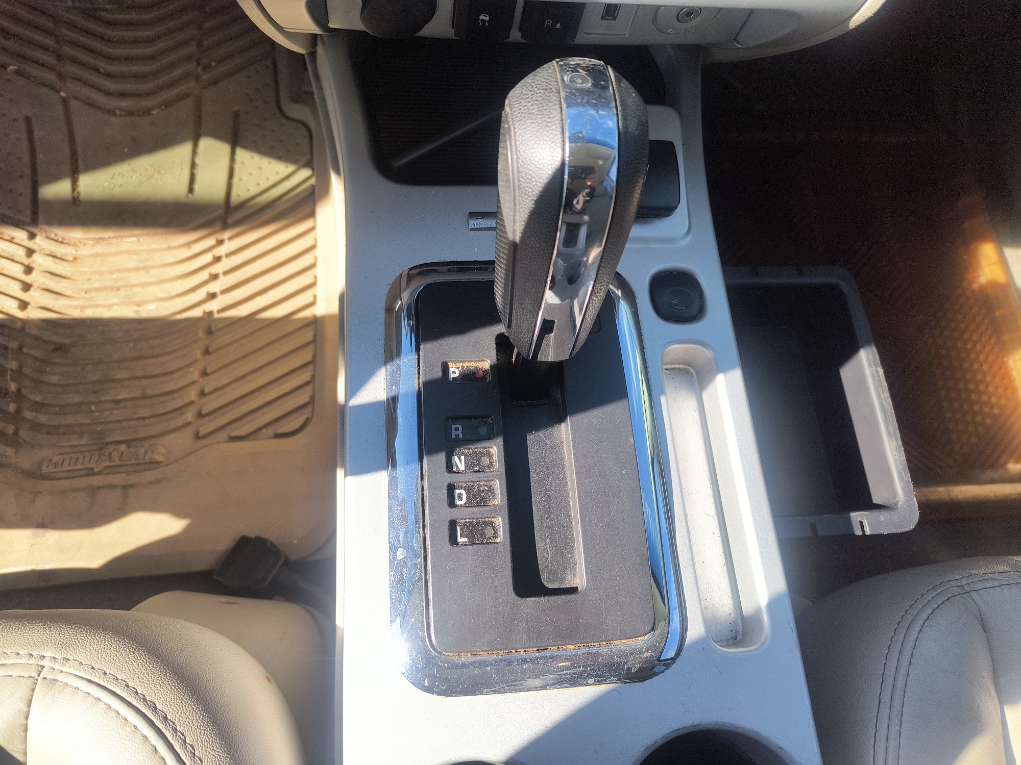 2009 mercury mariner-hybrid 4wd with 333358 miles for sale near Elk River, Minnesota 106658_41_shifter.jpg