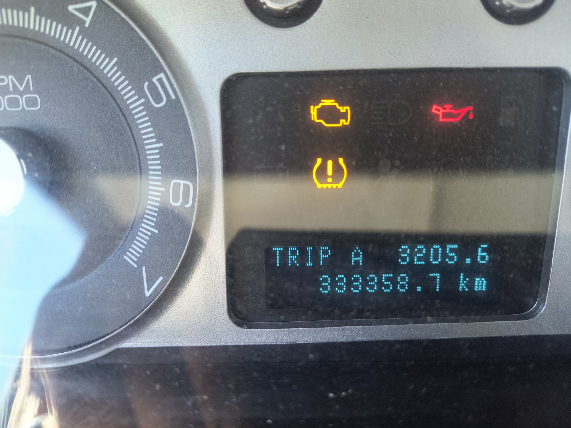 2009 mercury mariner-hybrid 4wd with 333358 miles for sale near Elk River, Minnesota 106658_44_mileage_closeup.jpg