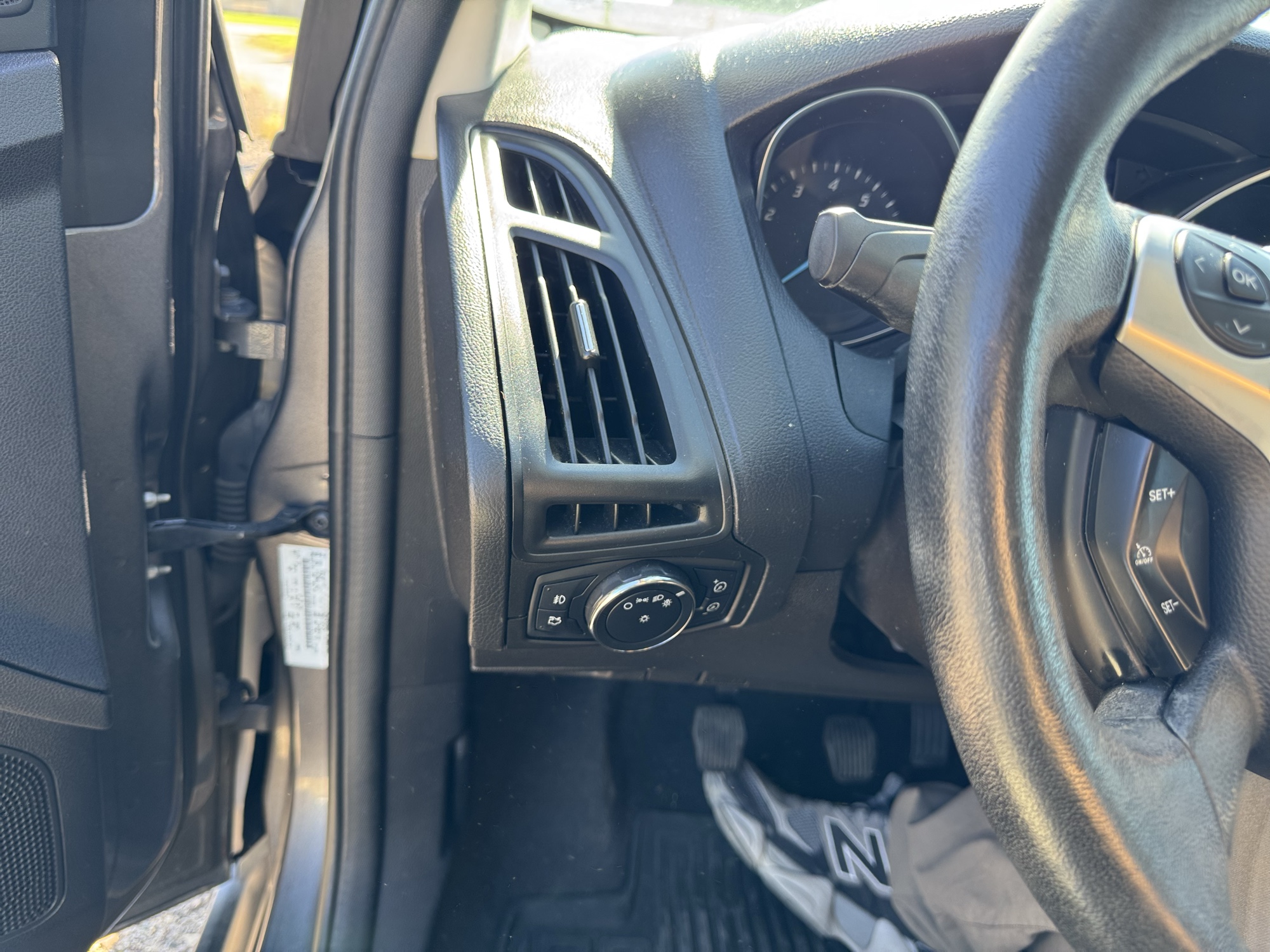 2013 ford focus se-sedan with 242471 miles for sale near Elk River, Minnesota 106659_37_left_of_steering_wheel.jpg