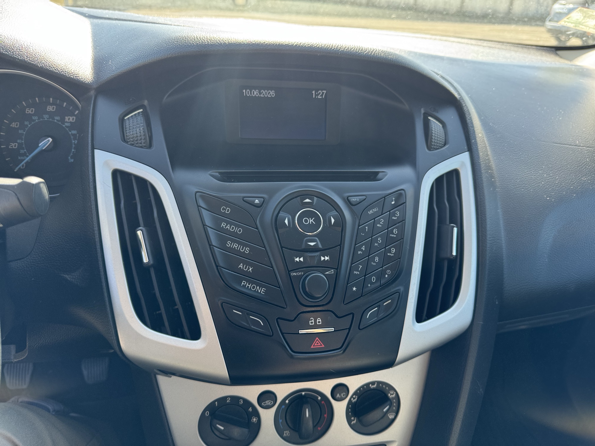 2013 ford focus se-sedan with 242471 miles for sale near Elk River, Minnesota 106659_39_radio_closeup.jpg