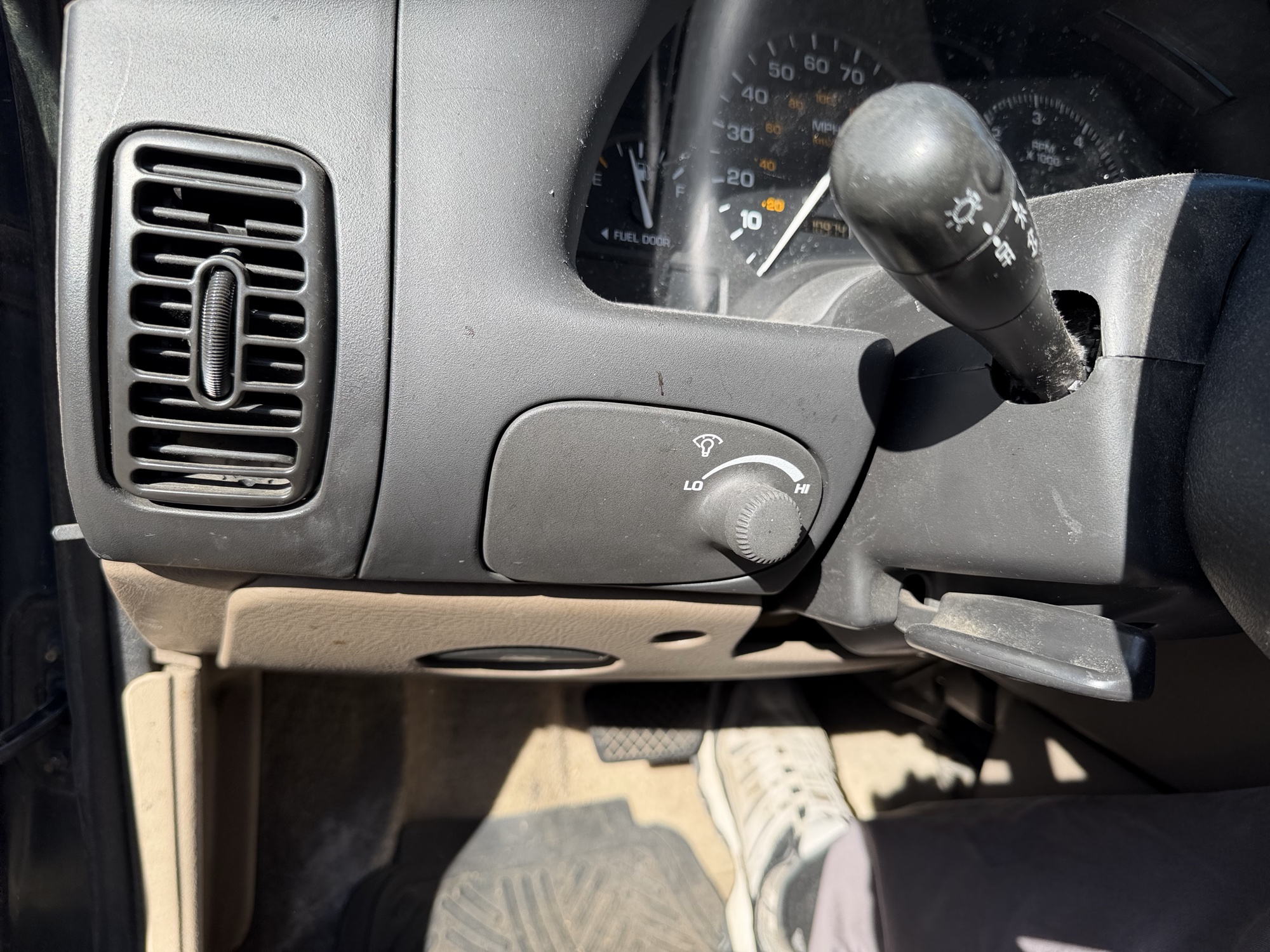 2002 saturn sl sl1 with 170974 miles for sale near Elk River, Minnesota 106660_37_left_of_steering_wheel.jpg