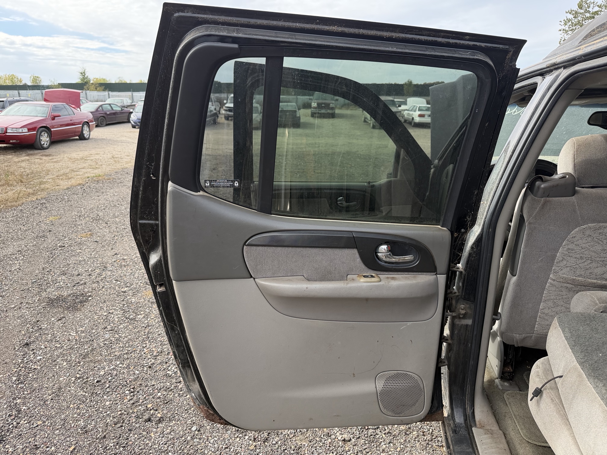 2002 gmc envoy with 220295 miles for sale near Elk River, Minnesota 106665_26_trunk.jpg