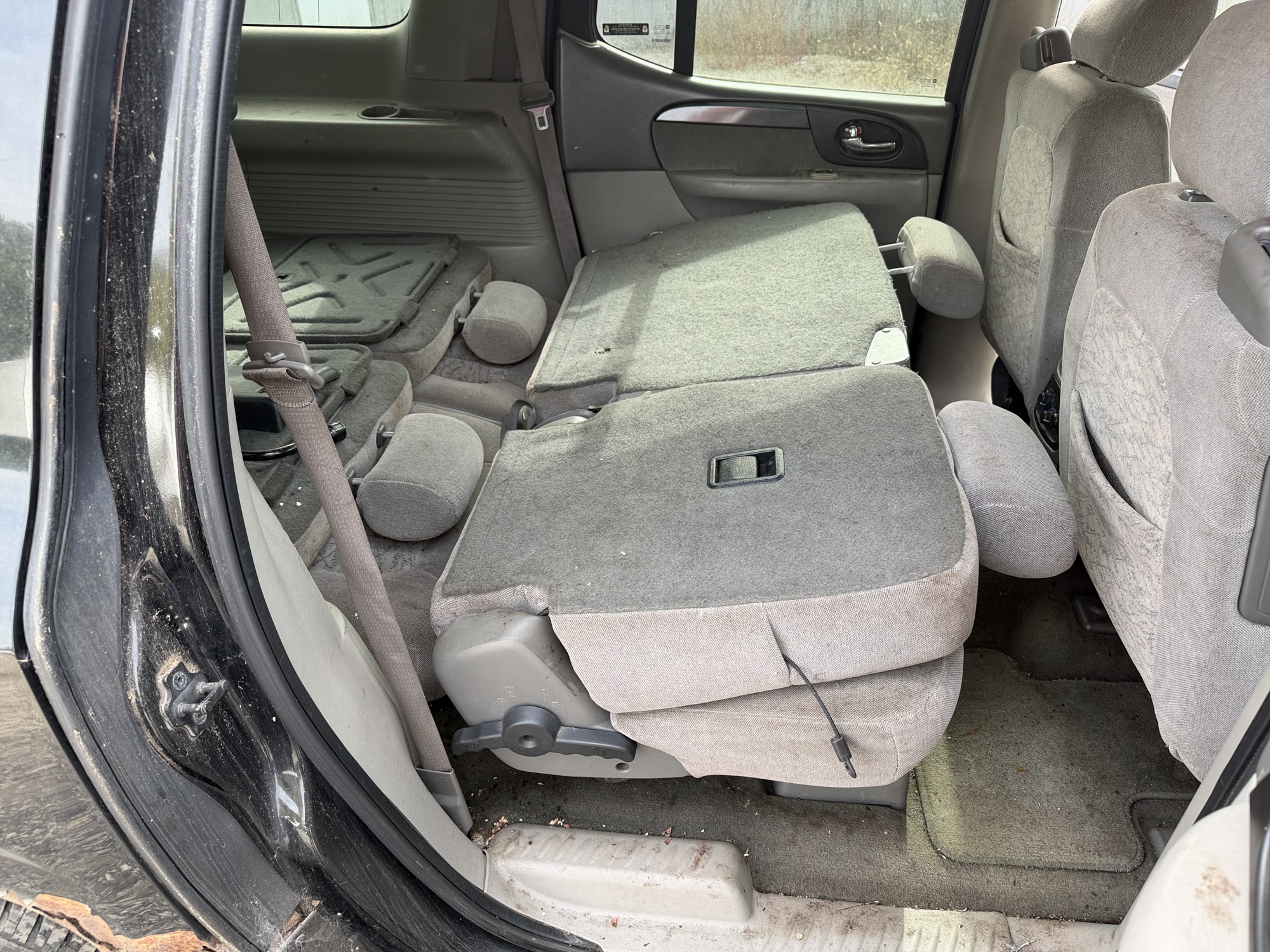 2002 gmc envoy with 220295 miles for sale near Elk River, Minnesota 106665_28_pass_rear_seat.jpg