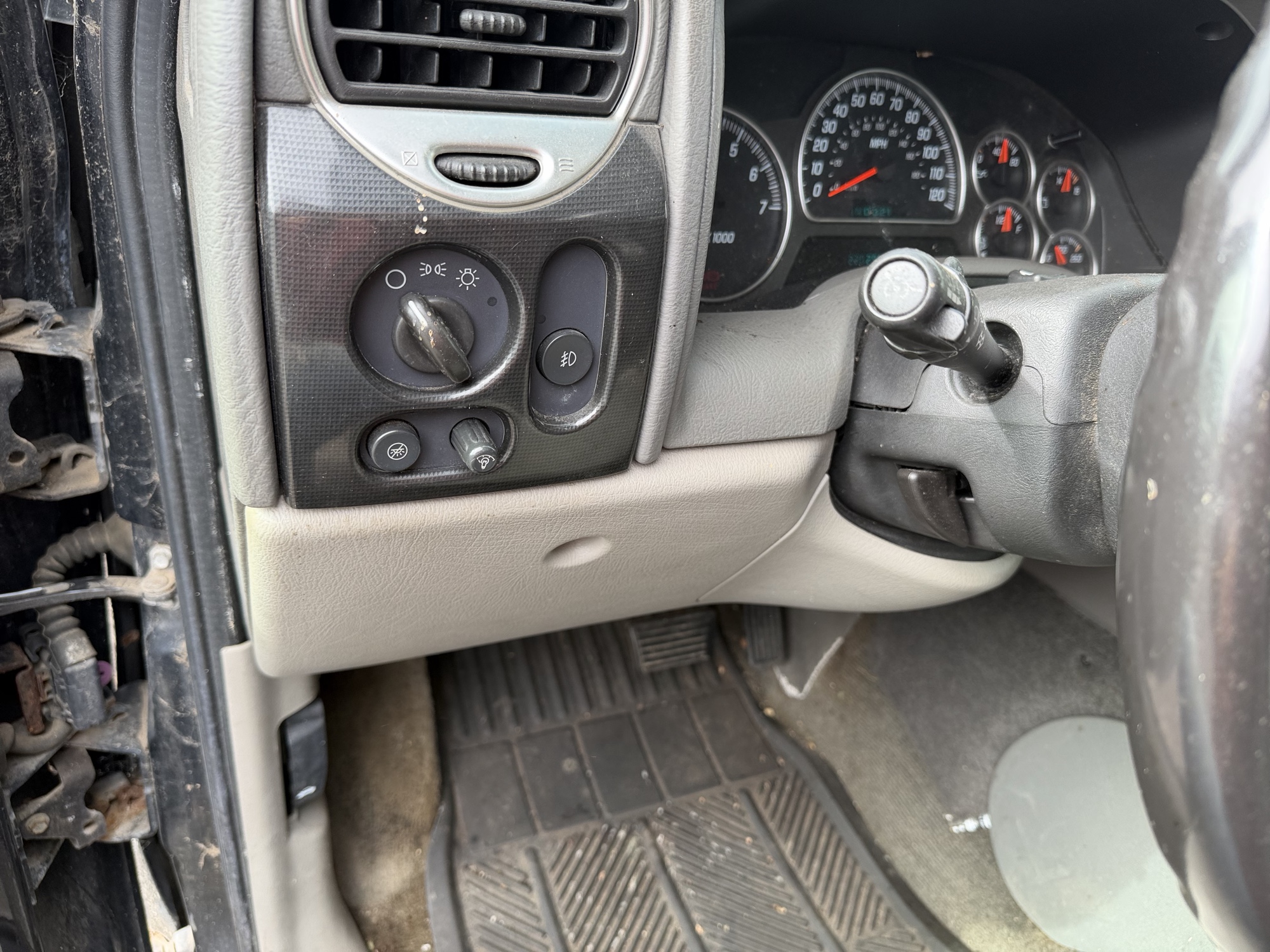 2002 gmc envoy with 220295 miles for sale near Elk River, Minnesota 106665_37_left_of_steering_wheel.jpg