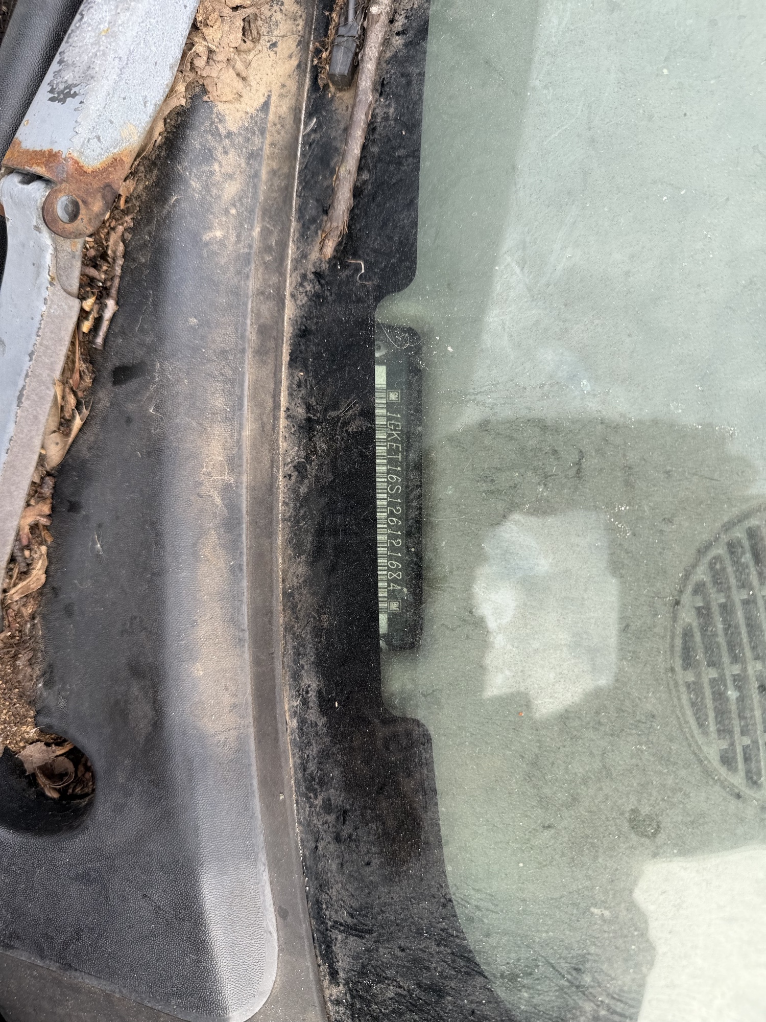 2002 gmc envoy with 220295 miles for sale near Elk River, Minnesota 106665_48_windshield_vin_plate.jpg
