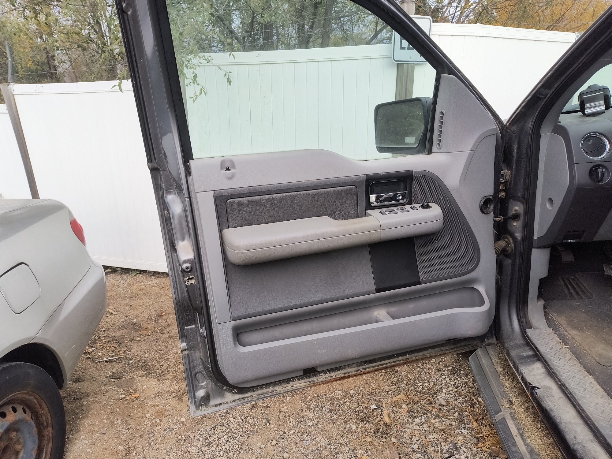 2004 ford f-150 xl-supercab-4wd with 217438 miles for sale near Elk River, Minnesota 106666_23_driver_door_panel.jpg