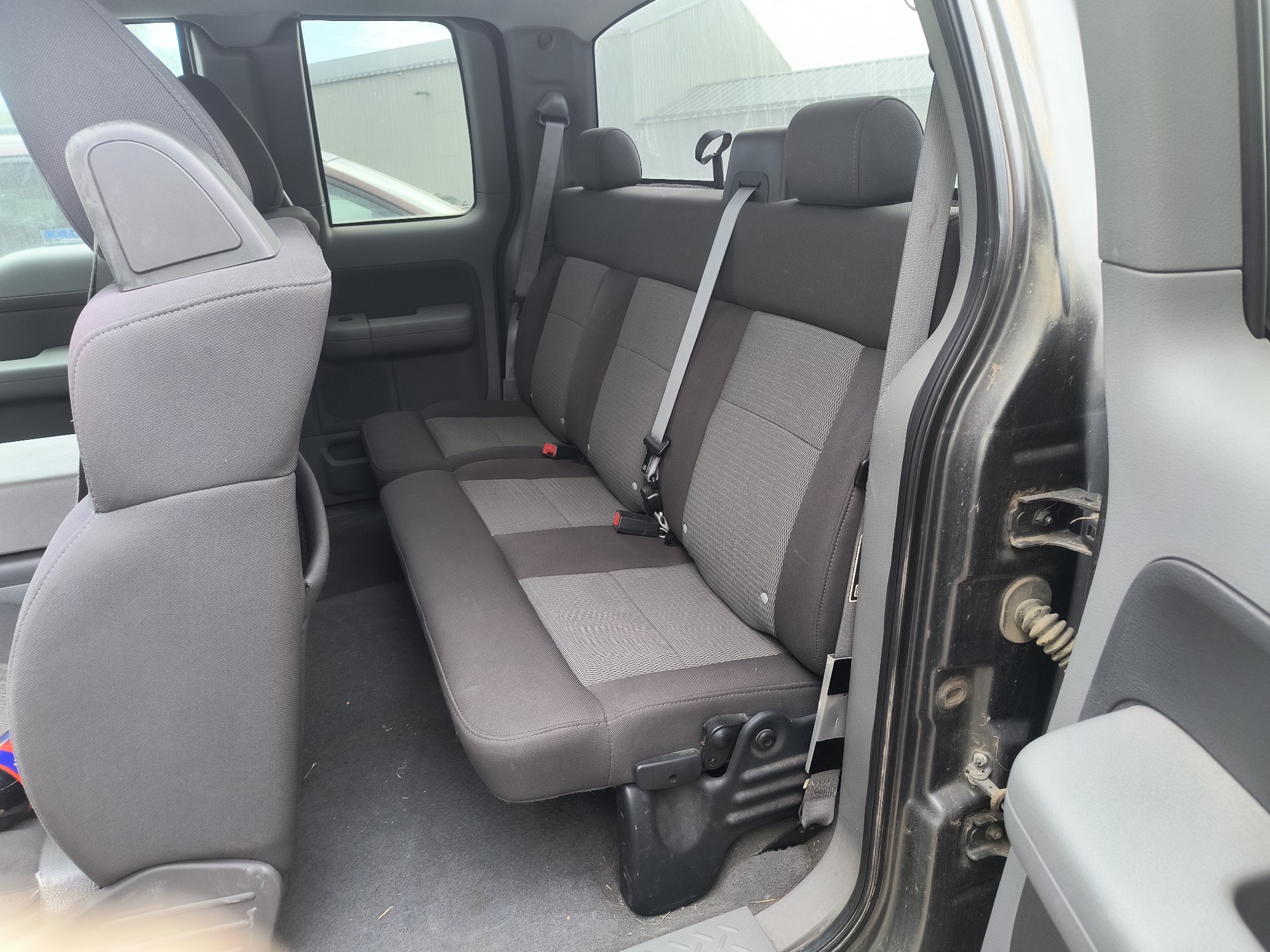 2004 ford f-150 xl-supercab-4wd with 217438 miles for sale near Elk River, Minnesota 106666_24_drv_rear_seat.jpg