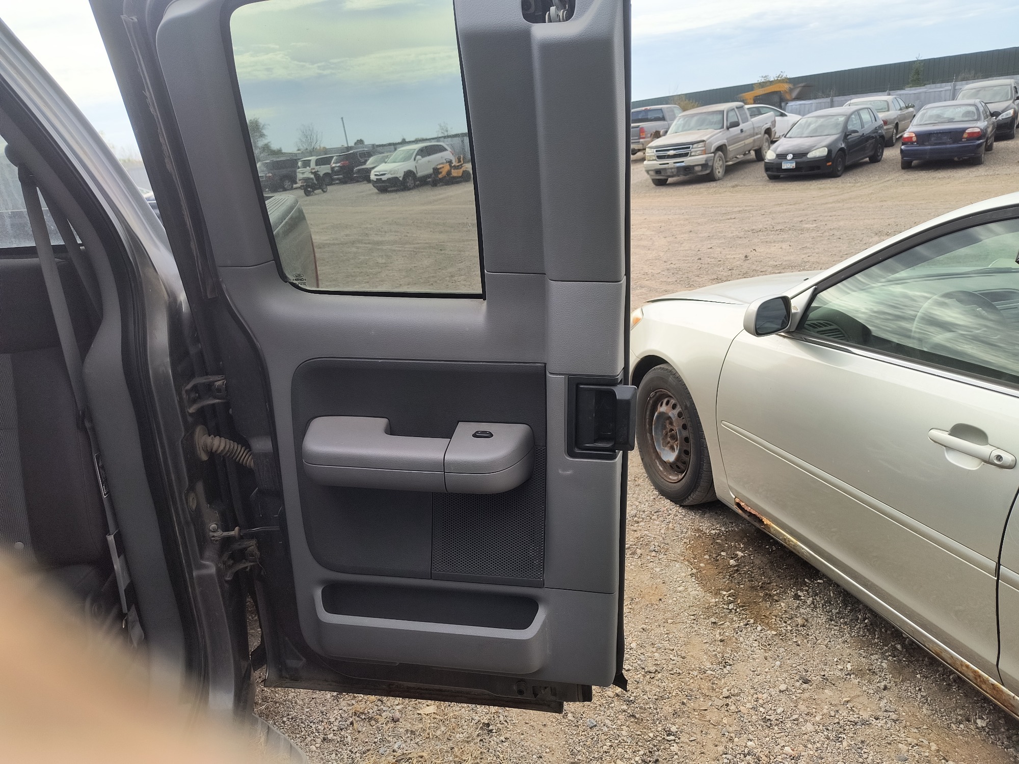 2004 ford f-150 xl-supercab-4wd with 217438 miles for sale near Elk River, Minnesota 106666_25_drv_rear_door_panel.jpg