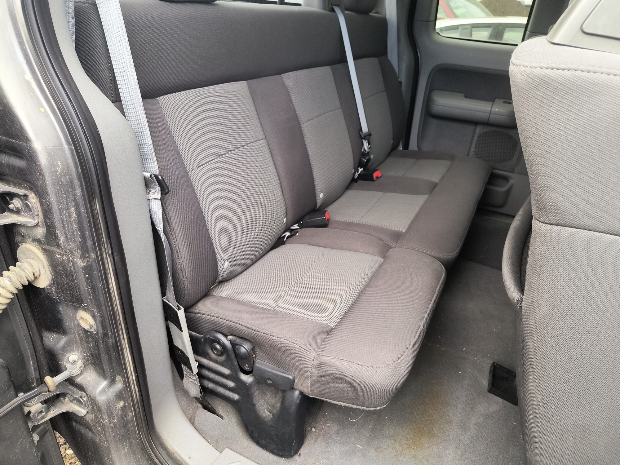 2004 ford f-150 xl-supercab-4wd with 217438 miles for sale near Elk River, Minnesota 106666_28_pass_rear_seat.jpg