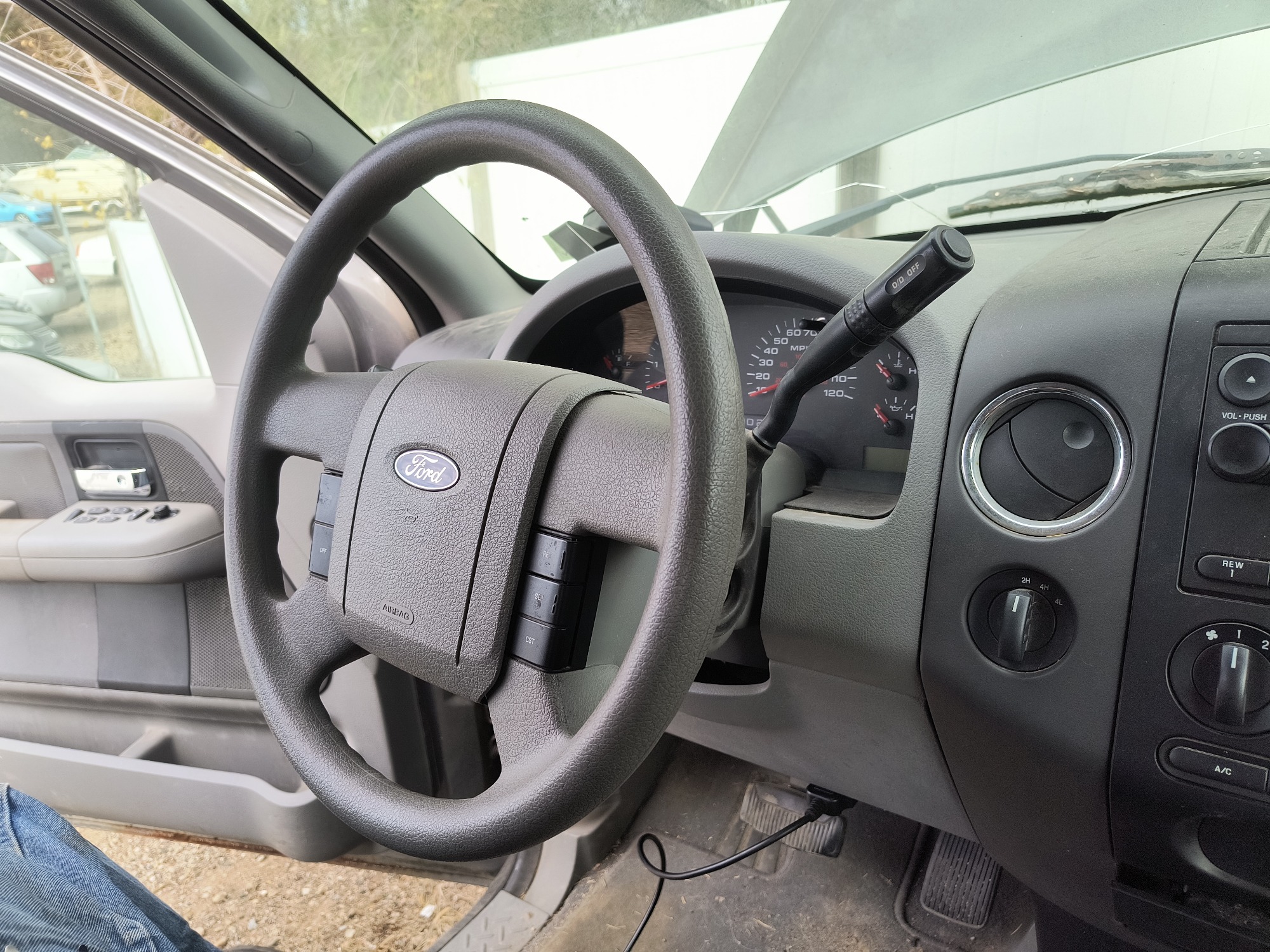 2004 ford f-150 xl-supercab-4wd with 217438 miles for sale near Elk River, Minnesota 106666_36_steering_wheel.jpg