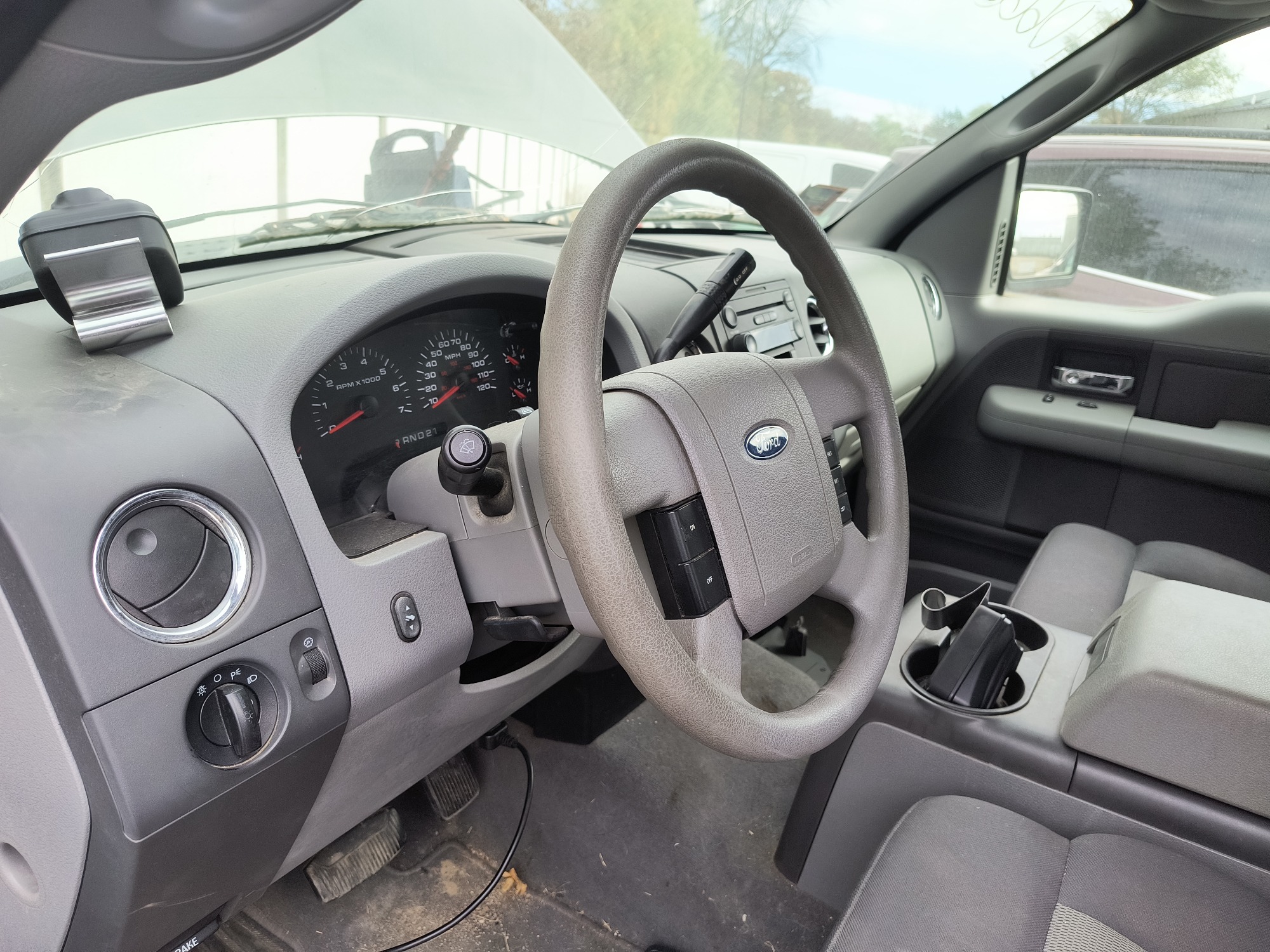 2004 ford f-150 xl-supercab-4wd with 217438 miles for sale near Elk River, Minnesota 106666_37_left_of_steering_wheel.jpg