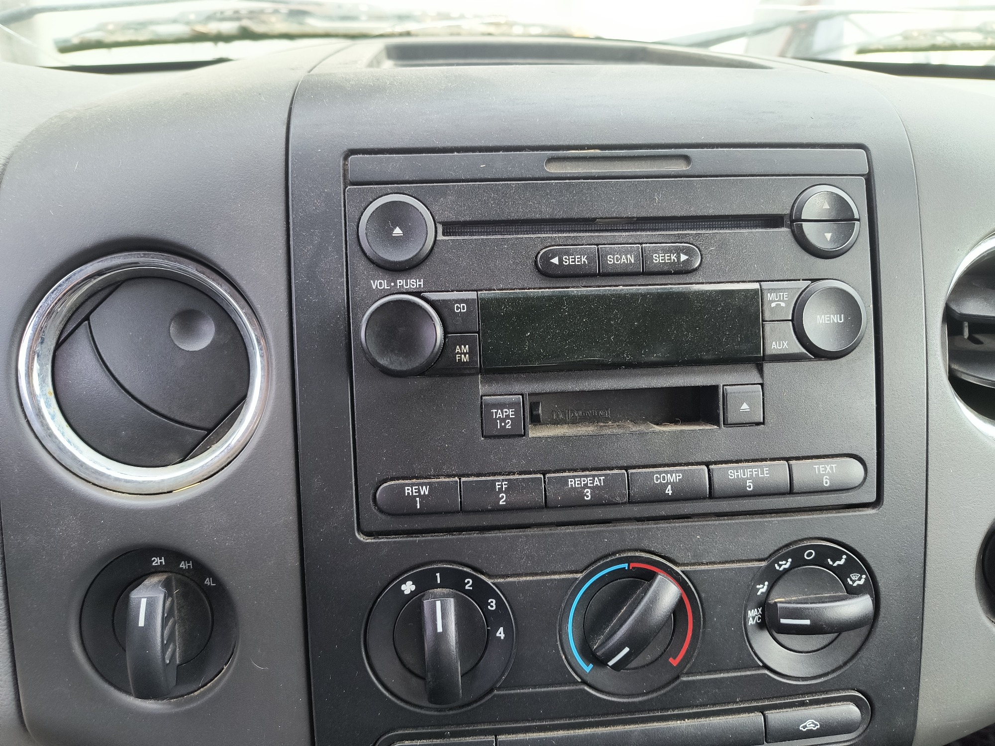 2004 ford f-150 xl-supercab-4wd with 217438 miles for sale near Elk River, Minnesota 106666_39_radio_closeup.jpg