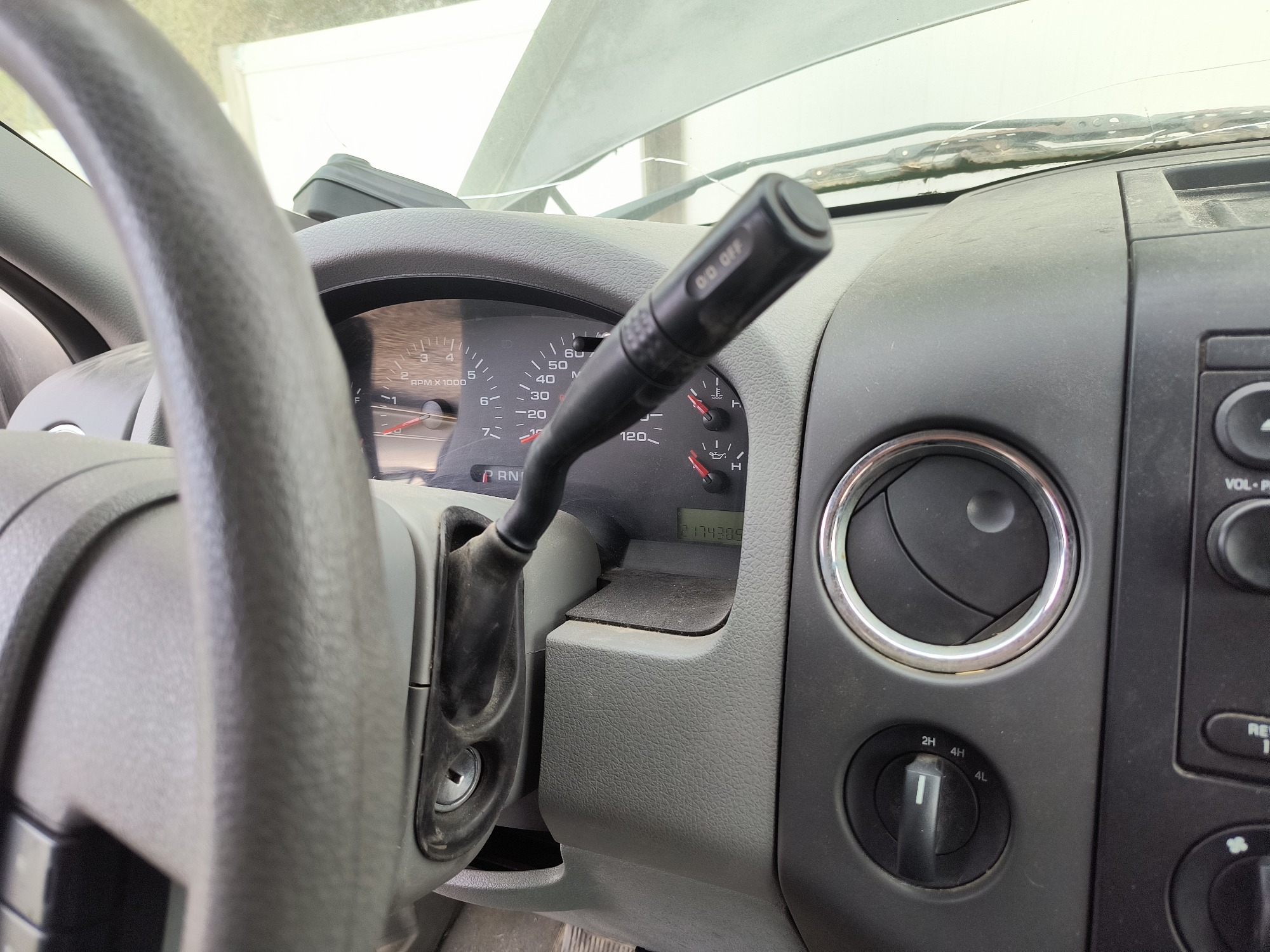 2004 ford f-150 xl-supercab-4wd with 217438 miles for sale near Elk River, Minnesota 106666_41_shifter.jpg