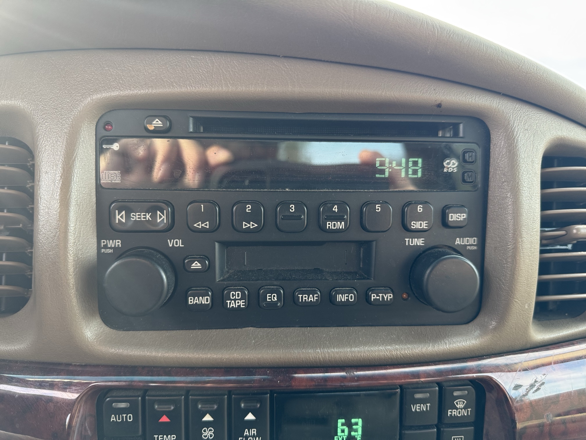 2005 buick lesabre limited with 211419 miles for sale near Elk River, Minnesota 106668_39_radio_closeup.jpg
