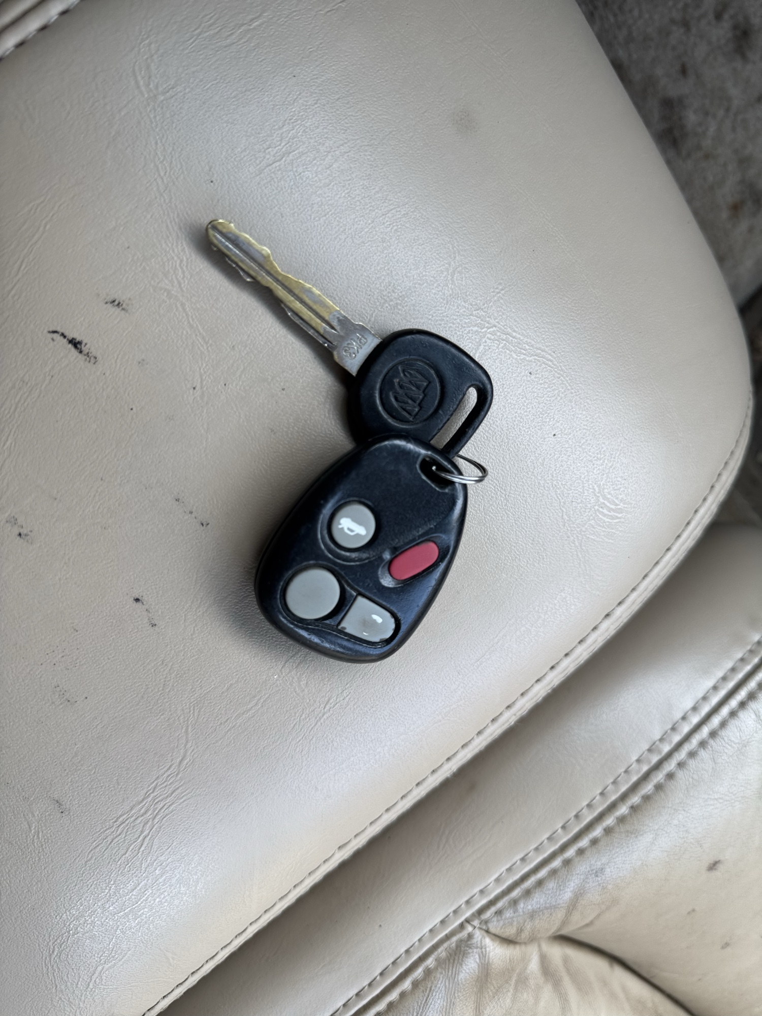 2005 buick lesabre limited with 211419 miles for sale near Elk River, Minnesota 106668_51_keys.jpg