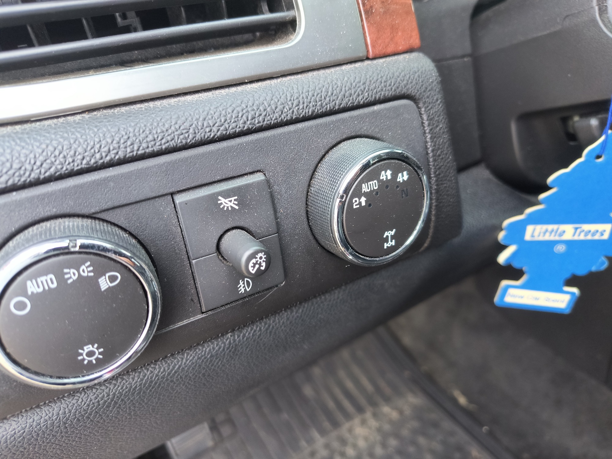 2007 chevrolet suburban lt1-1500-4wd with 240849 miles for sale near Elk River, Minnesota 106670_38_4x4_switch.jpg