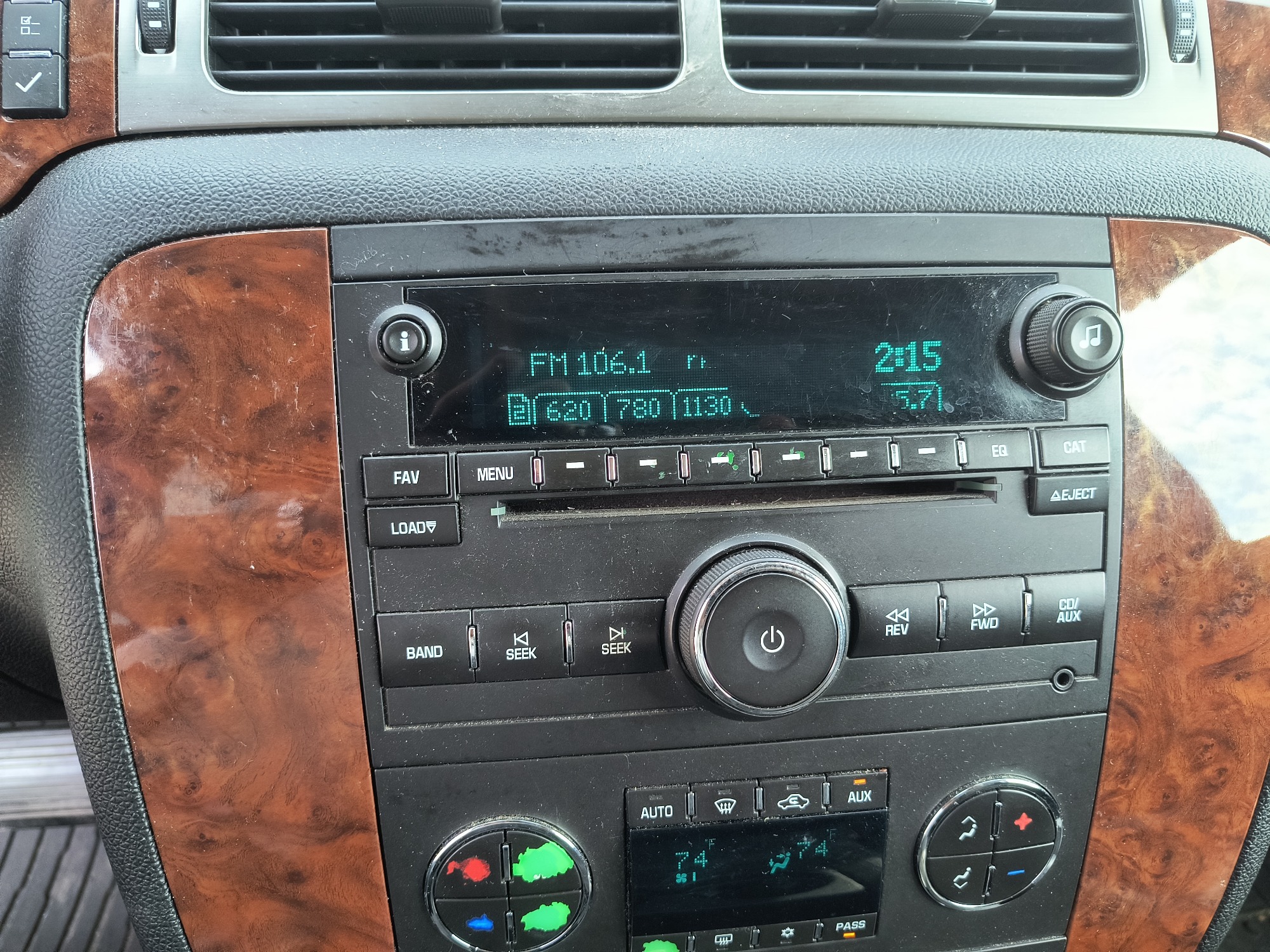 2007 chevrolet suburban lt1-1500-4wd with 240849 miles for sale near Elk River, Minnesota 106670_39_radio_closeup.jpg