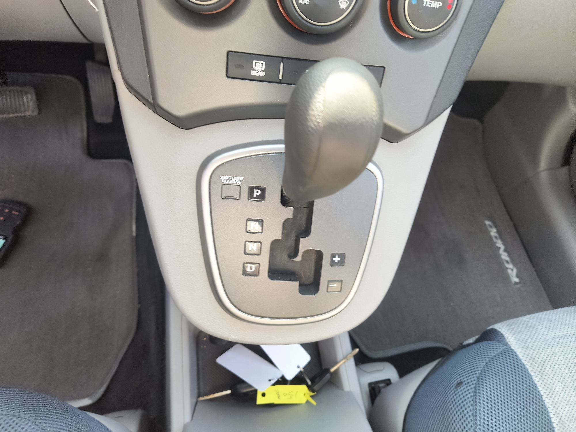 2008 kia rondo base with 108222 miles for sale near Elk River, Minnesota 106672_41_shifter.jpg