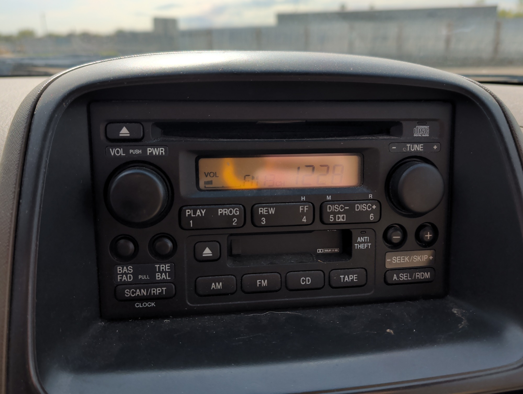 2006 honda cr-v lx-4wd-at with 52124 miles for sale near Elk River, Minnesota 106673_39_radio_closeup.jpg