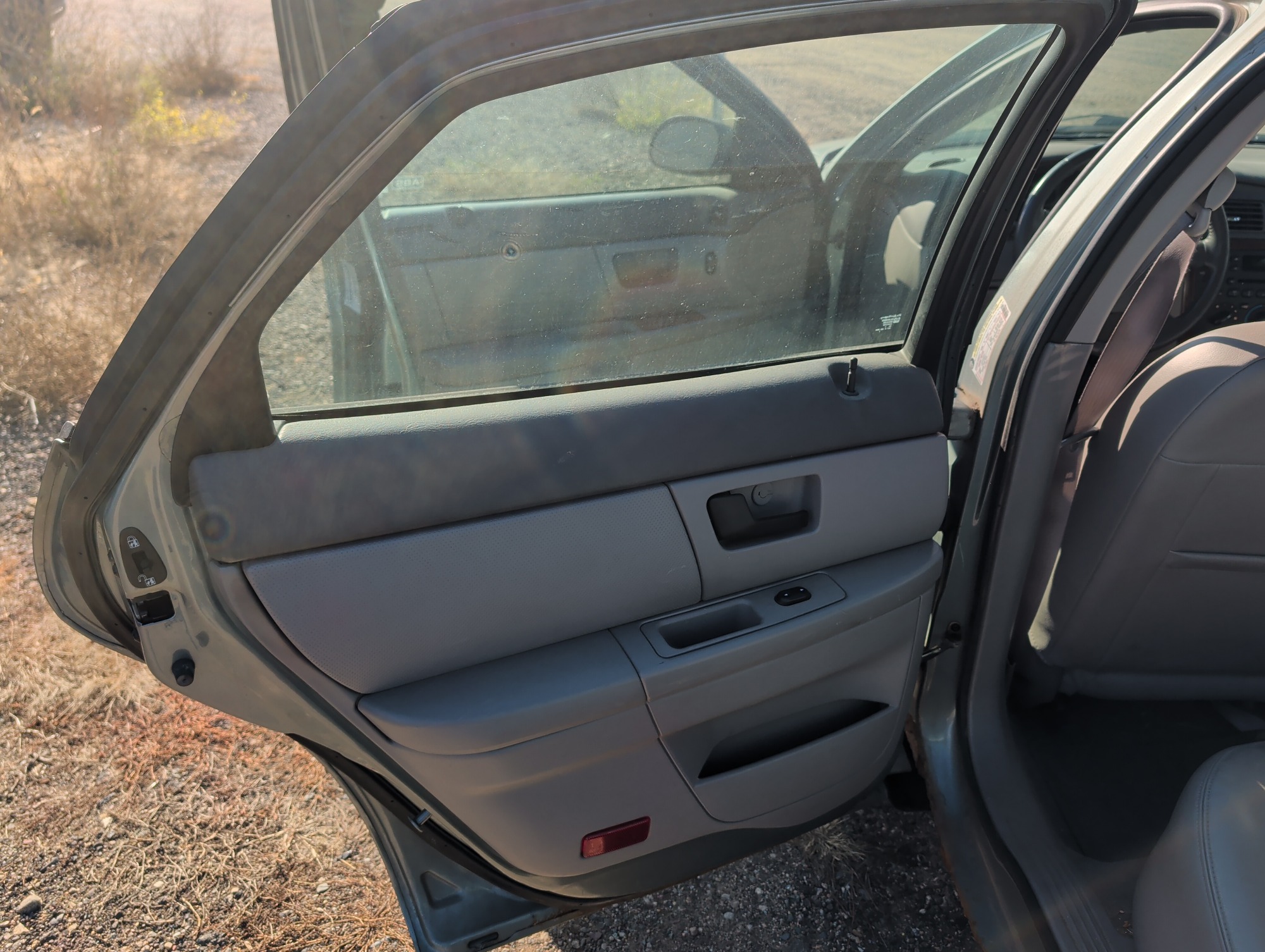 2006 ford taurus sel with 151678 miles for sale near Elk River, Minnesota 106677_25_drv_rear_door_panel.jpg