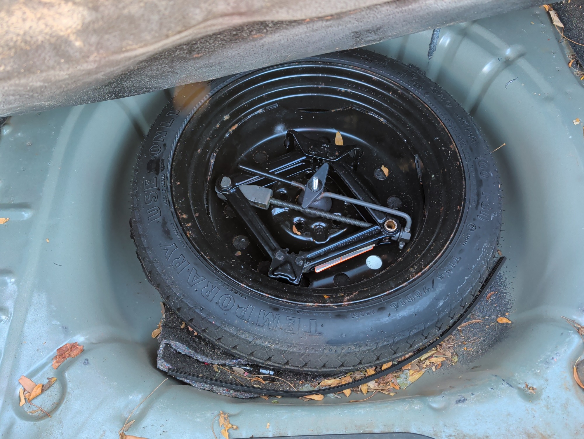 2006 ford taurus sel with 151678 miles for sale near Elk River, Minnesota 106677_27_spare_tire.jpg