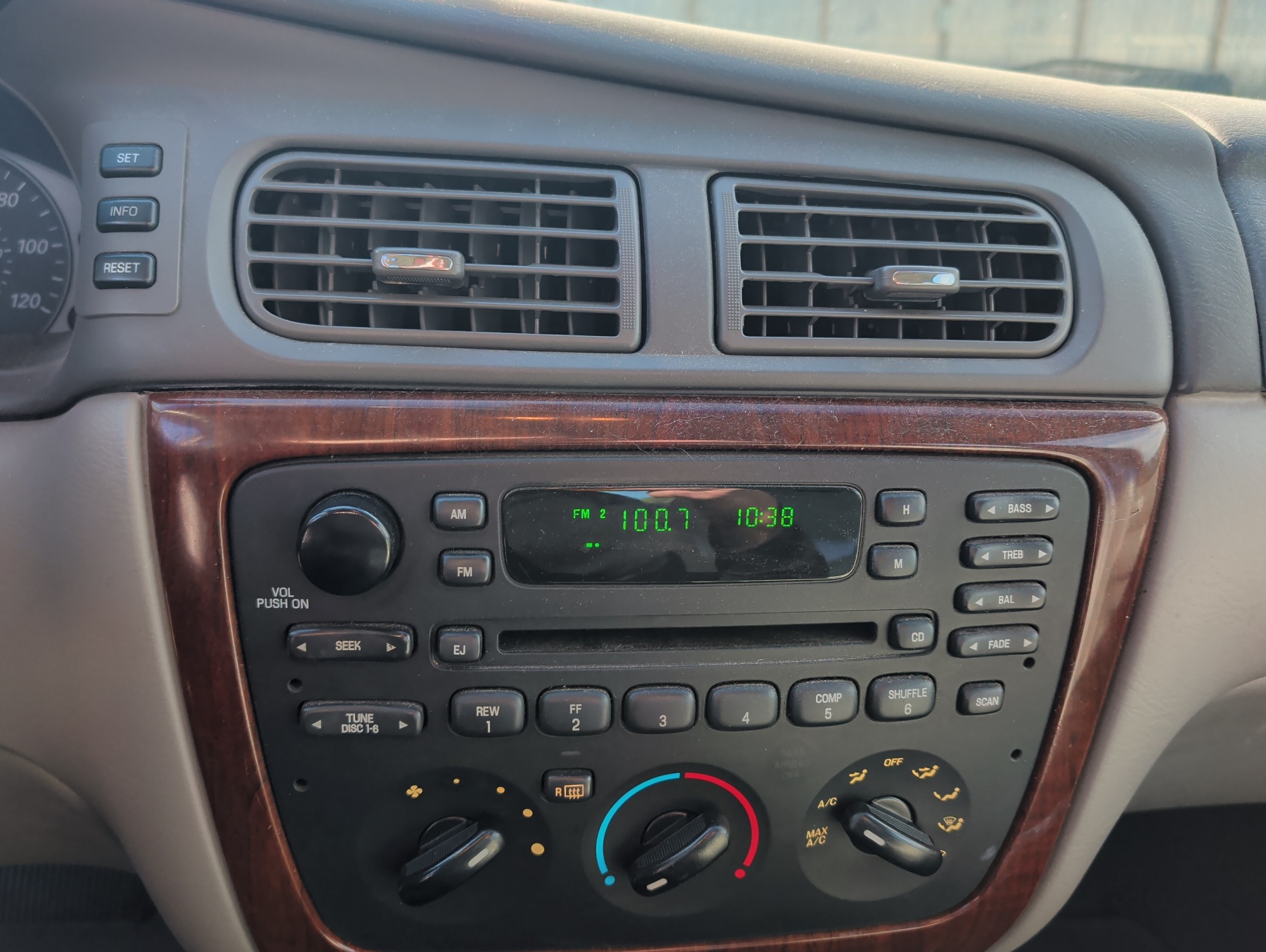 2006 ford taurus sel with 151678 miles for sale near Elk River, Minnesota 106677_39_radio_closeup.jpg