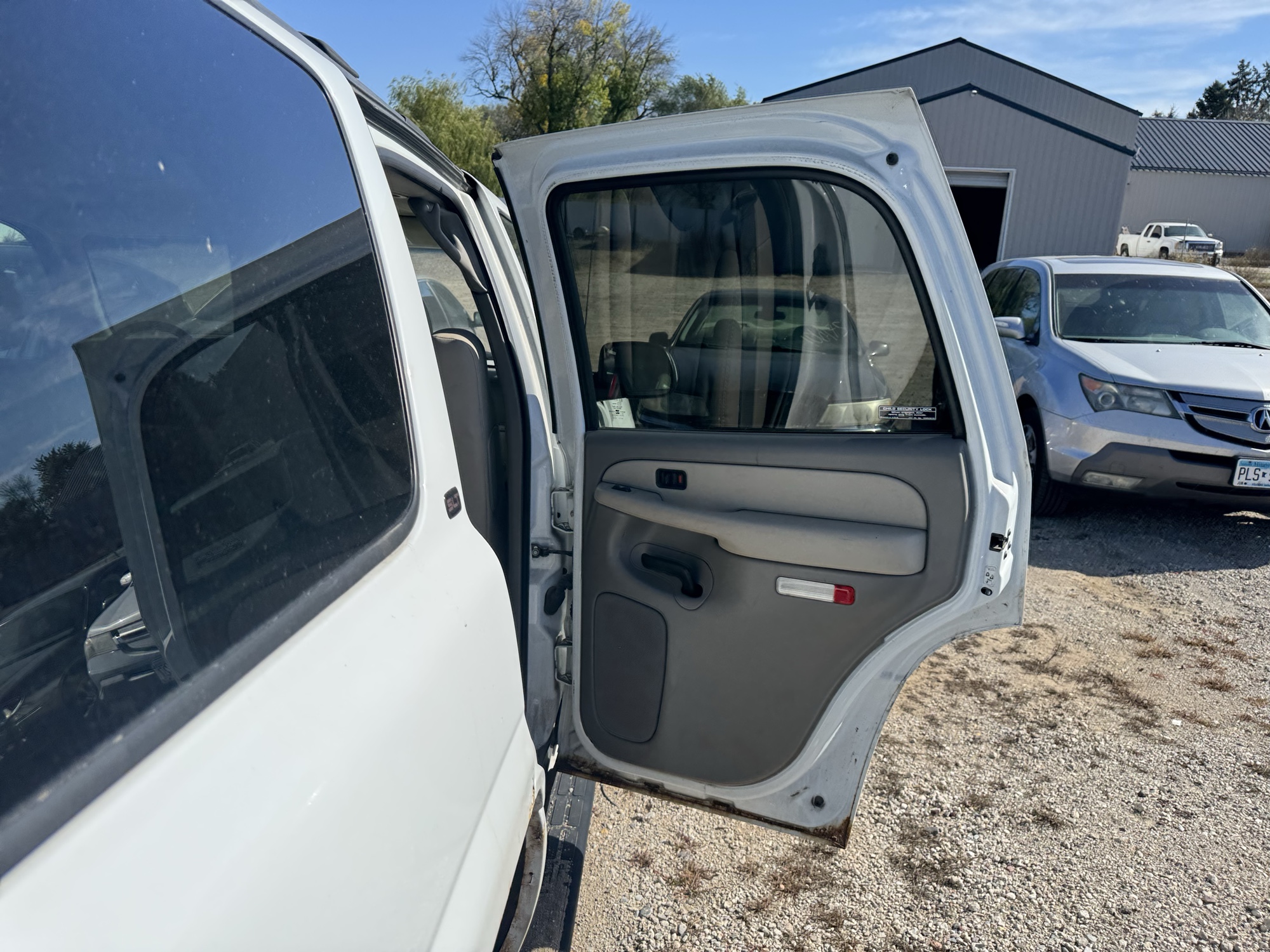 2002 gmc yukon 4wd with 268752 miles for sale near Elk River, Minnesota 106679_30_pass_rear_door_panel.jpg