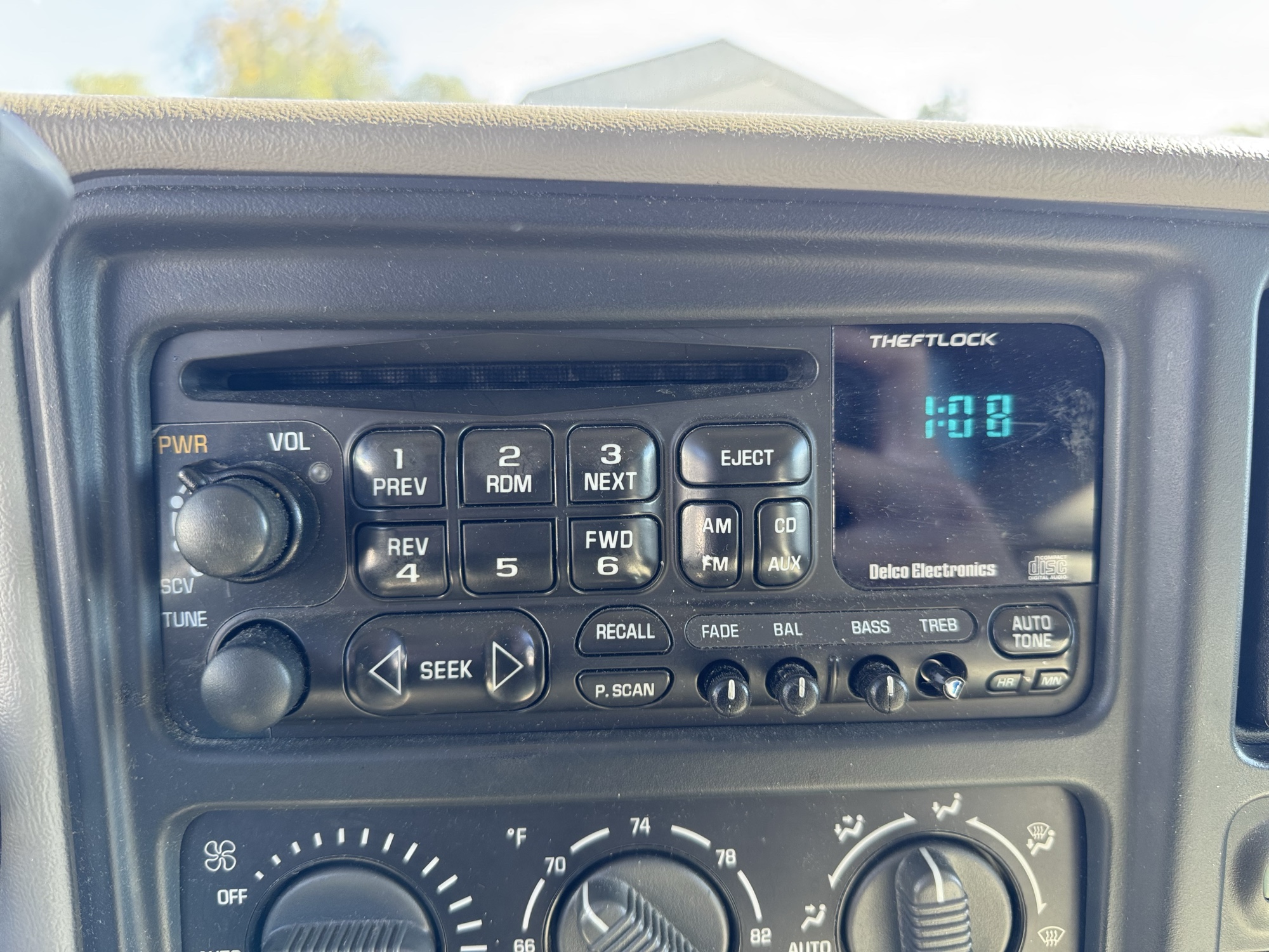 2002 gmc yukon 4wd with 268752 miles for sale near Elk River, Minnesota 106679_39_radio_closeup.jpg