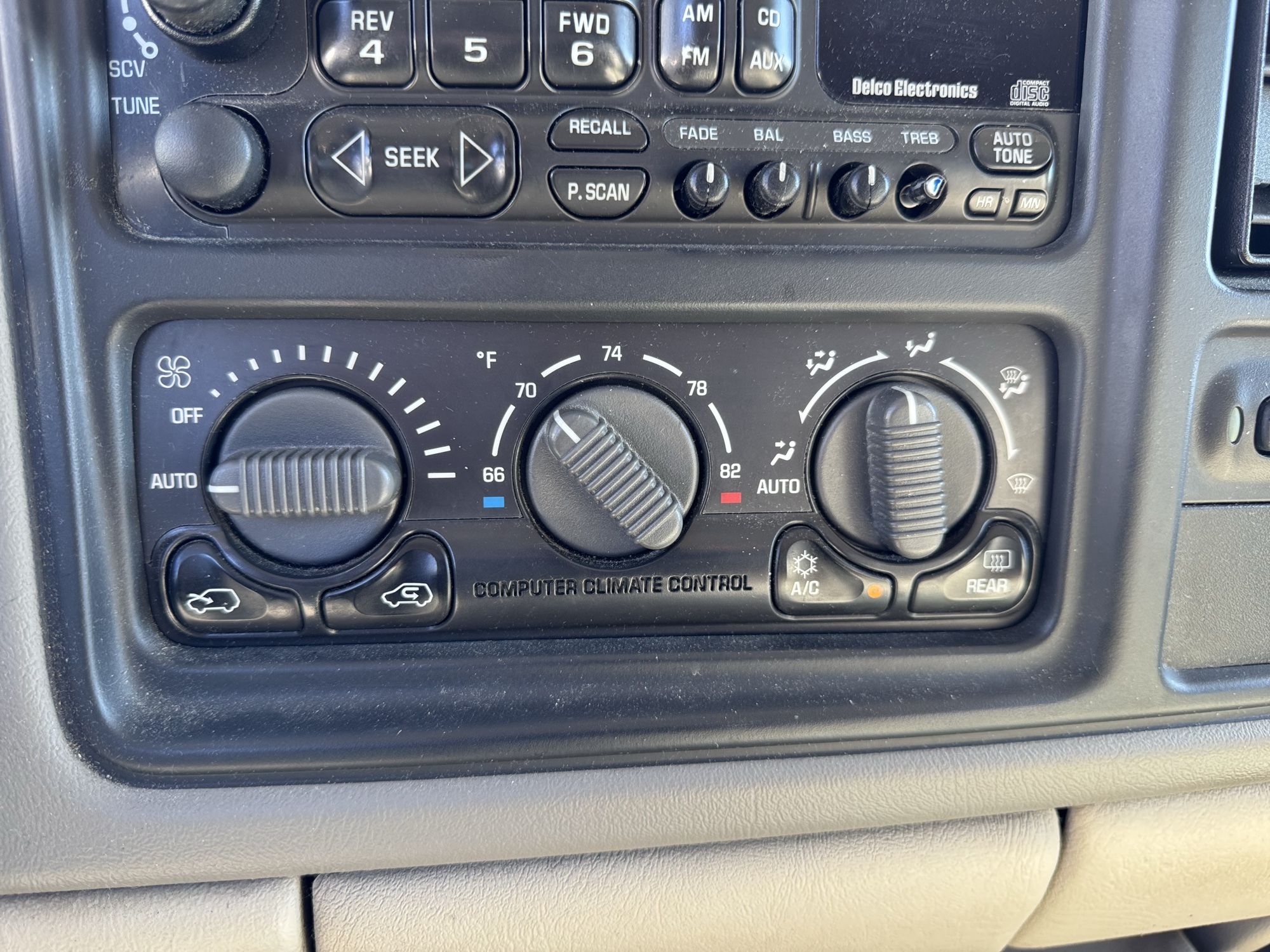 2002 gmc yukon 4wd with 268752 miles for sale near Elk River, Minnesota 106679_40_climate_control.jpg
