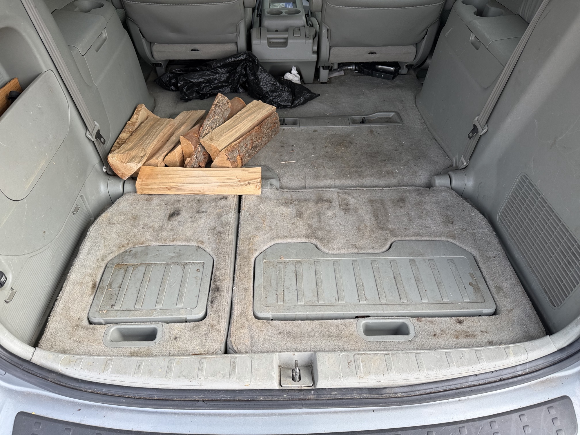 2009 honda odyssey with 273492 miles for sale near Elk River, Minnesota 106682_26_trunk.jpg