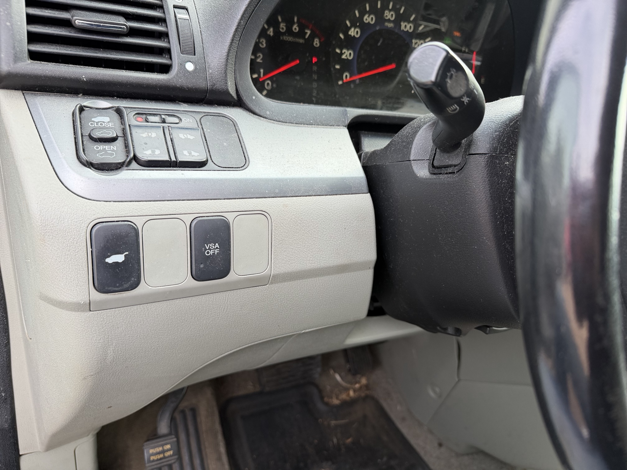 2009 honda odyssey with 273492 miles for sale near Elk River, Minnesota 106682_37_left_of_steering_wheel.jpg