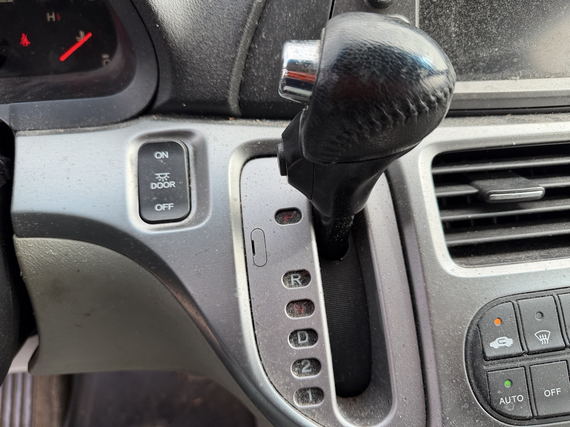 2009 honda odyssey with 273492 miles for sale near Elk River, Minnesota 106682_41_shifter.jpg