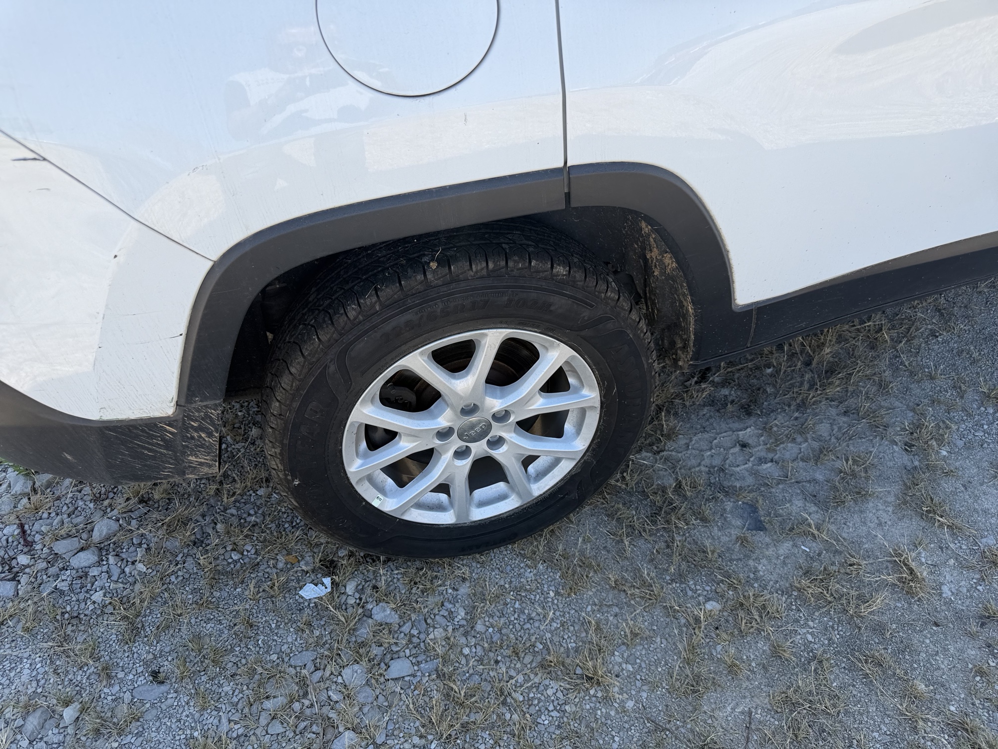 2015 jeep cherokee sport-4wd with 260455 miles for sale near St. Louis, Missouri 106683_14_rear_pass_wheel.jpg