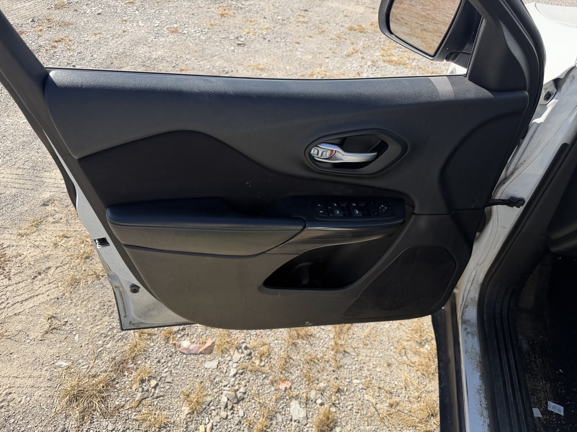 2015 jeep cherokee sport-4wd with 260455 miles for sale near St. Louis, Missouri 106683_23_driver_door_panel.jpg