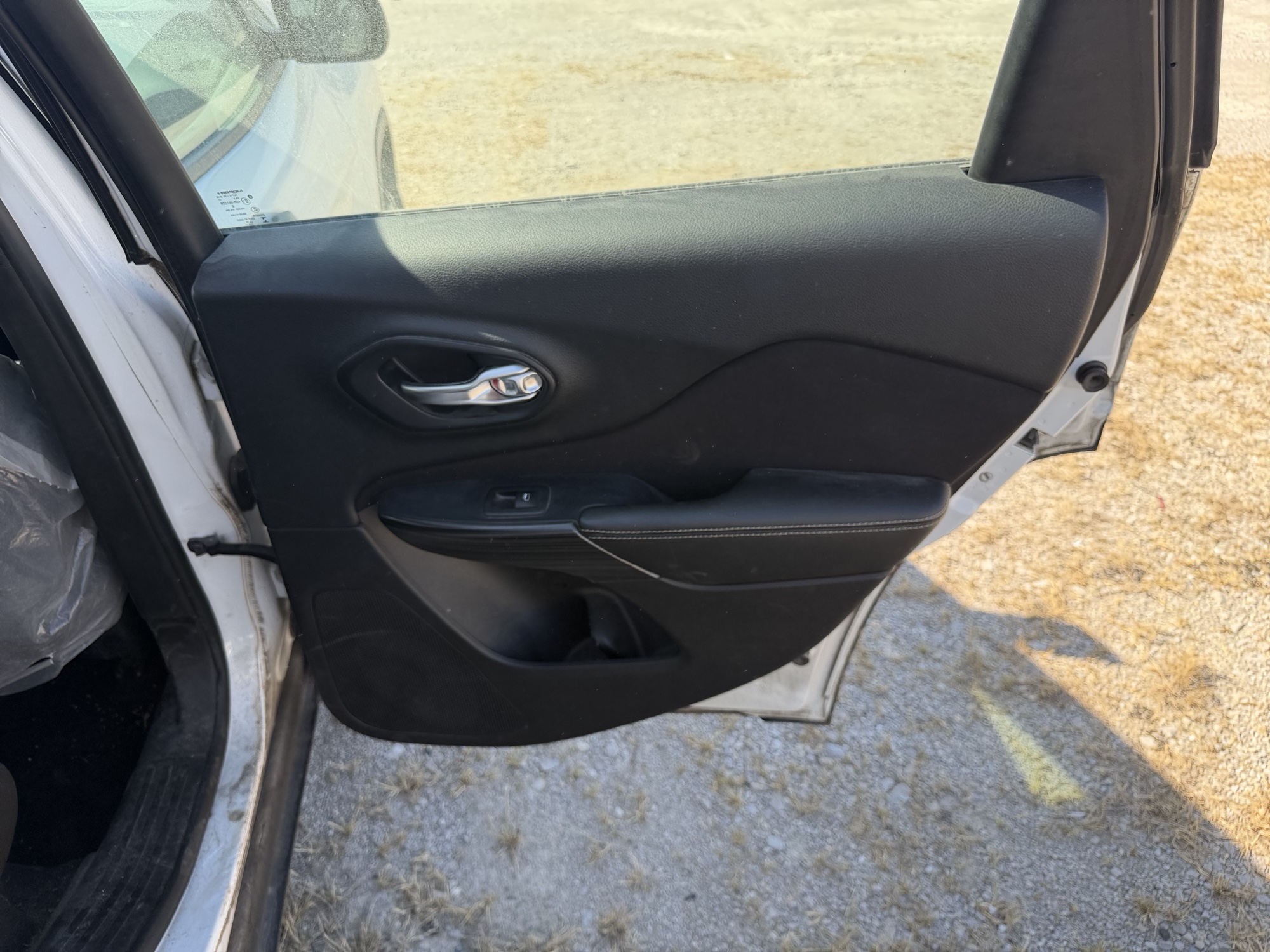 2015 jeep cherokee sport-4wd with 260455 miles for sale near St. Louis, Missouri 106683_30_pass_rear_door_panel.jpg
