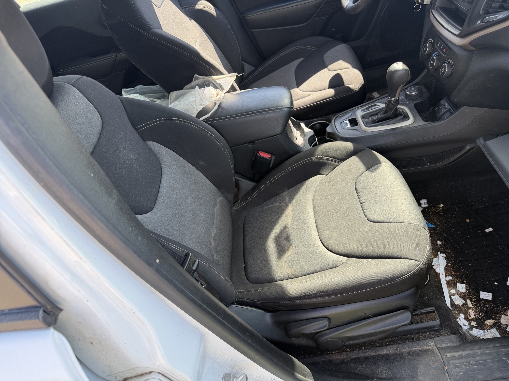 2015 jeep cherokee sport-4wd with 260455 miles for sale near St. Louis, Missouri 106683_31_passenger_seat.jpg
