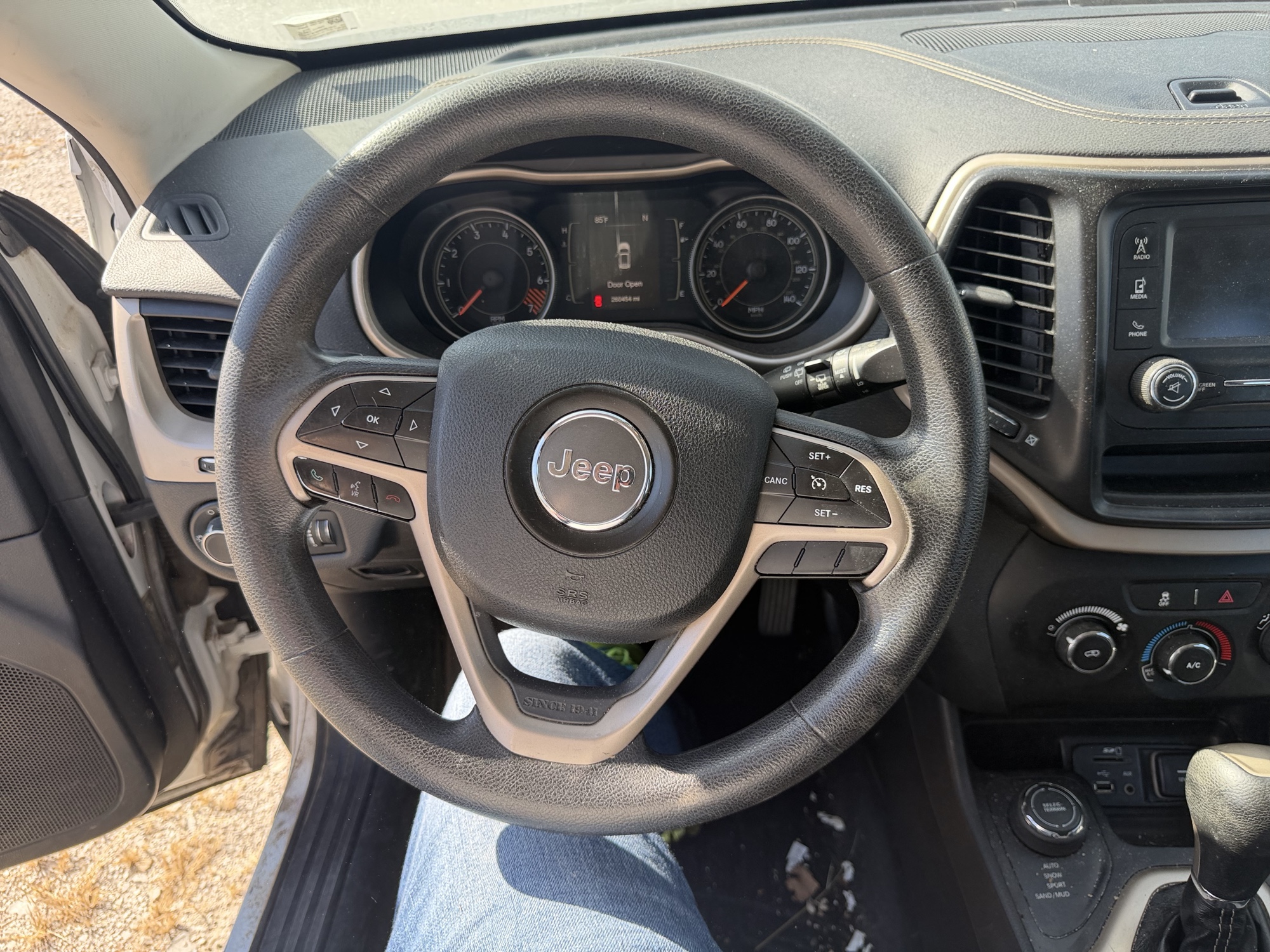 2015 jeep cherokee sport-4wd with 260455 miles for sale near St. Louis, Missouri 106683_36_steering_wheel.jpg