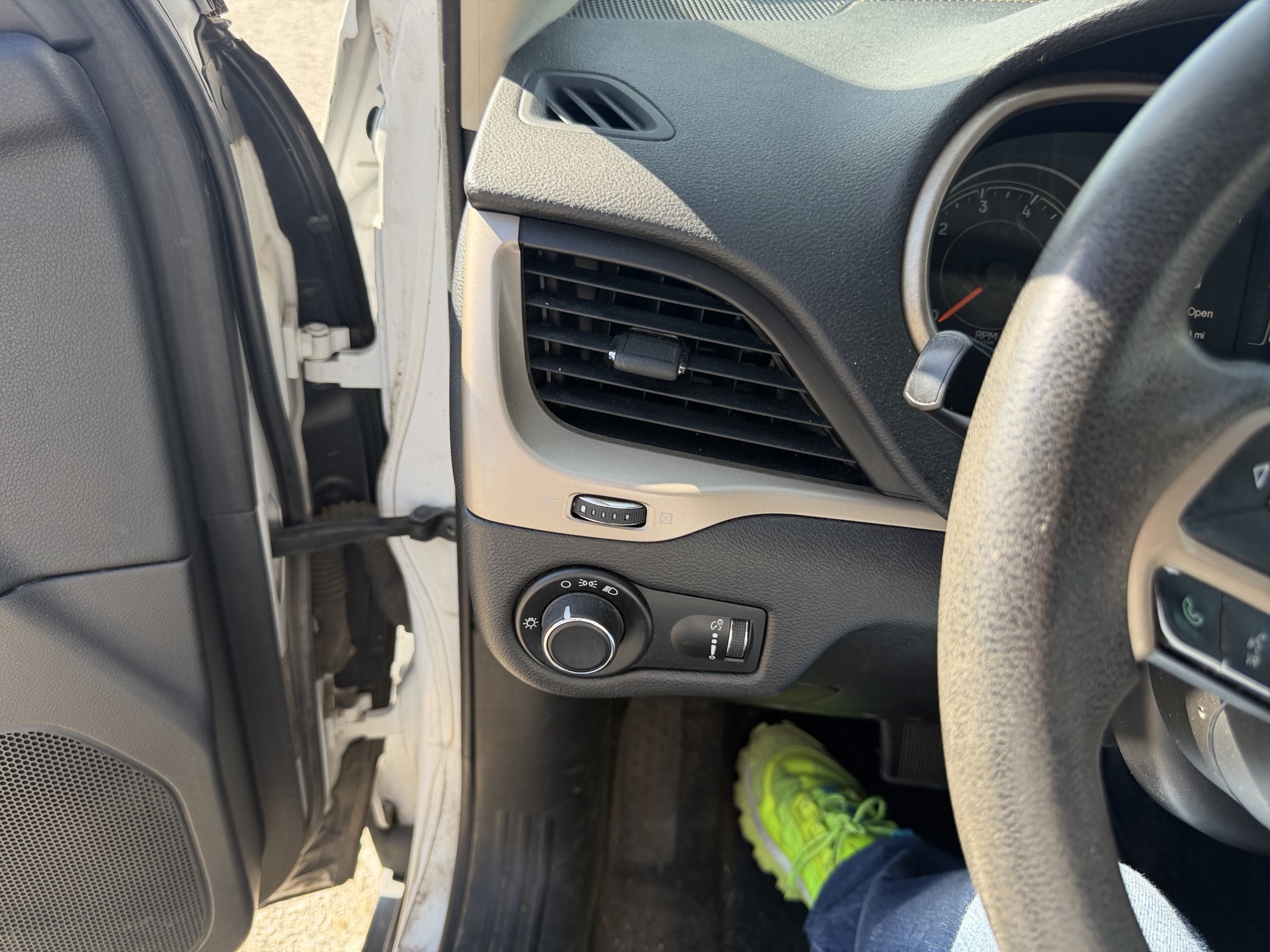 2015 jeep cherokee sport-4wd with 260455 miles for sale near St. Louis, Missouri 106683_37_left_of_steering_wheel.jpg