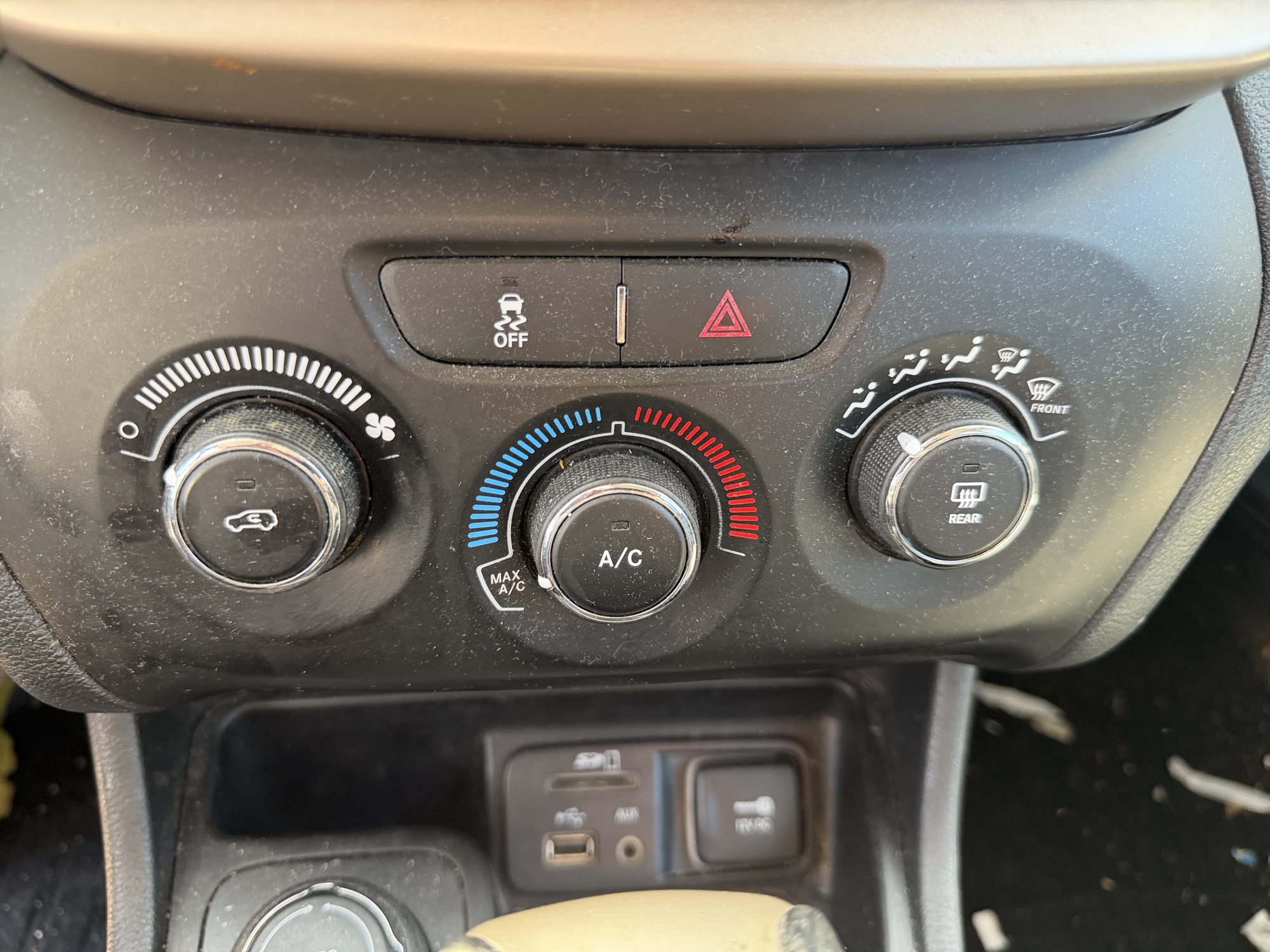 2015 jeep cherokee sport-4wd with 260455 miles for sale near St. Louis, Missouri 106683_40_climate_control.jpg