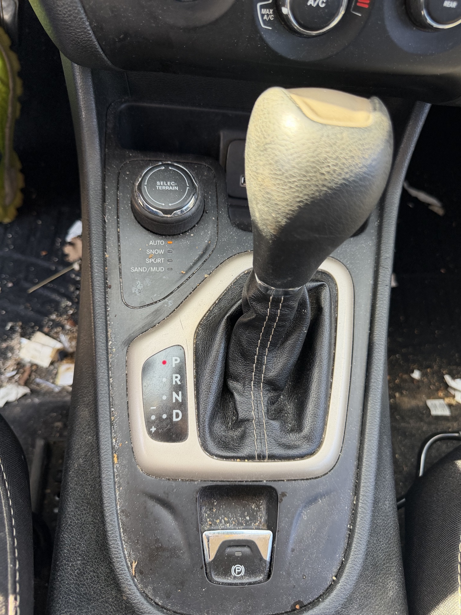 2015 jeep cherokee sport-4wd with 260455 miles for sale near St. Louis, Missouri 106683_41_shifter.jpg