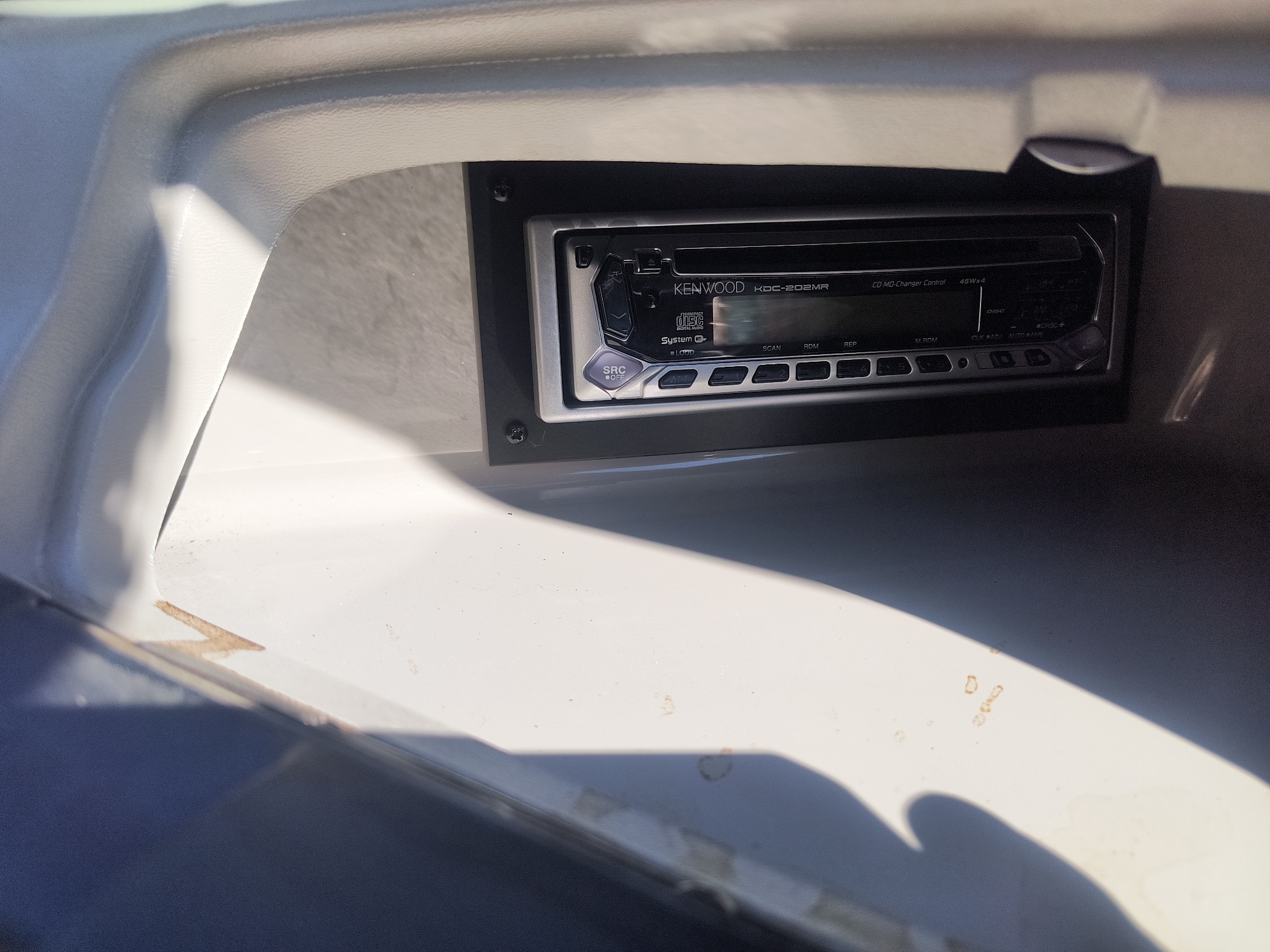 2004 monterey 190-liner-series for sale near Elk River, Minnesota 106686_39_radio_closeup.jpg