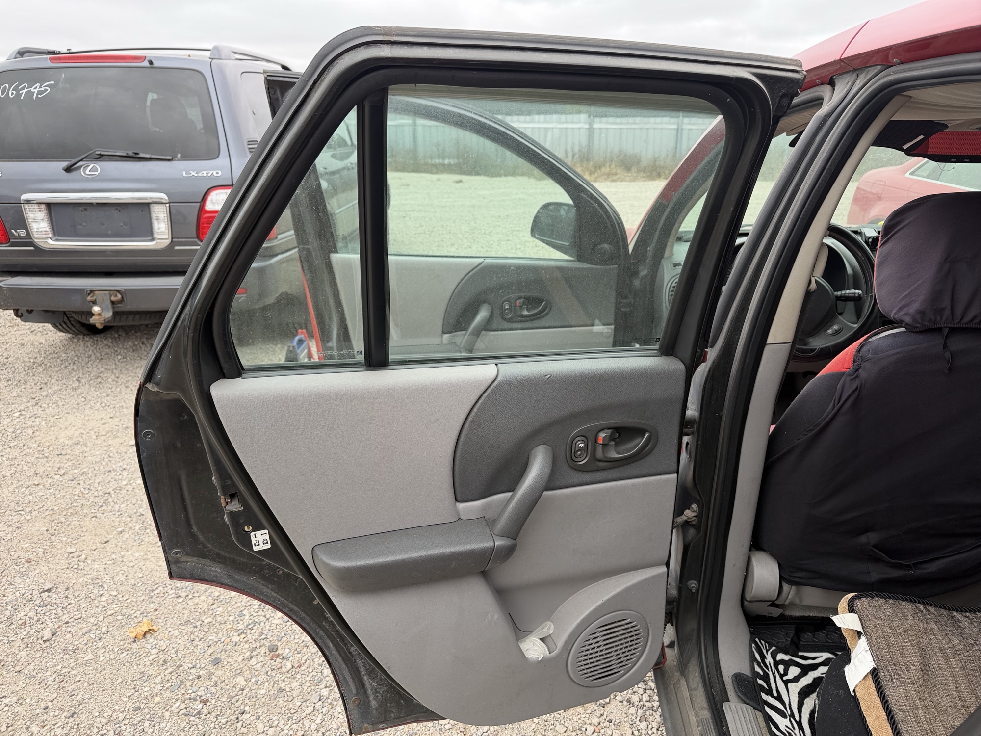 2003 saturn vue fwd with 178435 miles for sale near Elk River, Minnesota 106689_25_drv_rear_door_panel.jpg